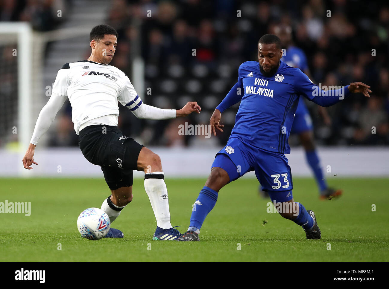 Derby County's Curtis Davies (left) and Cardiff City's Junior Hoilett (right) battle for the ball during the Sky Bet Championship match at Pride Park, Derby. Stock Photo