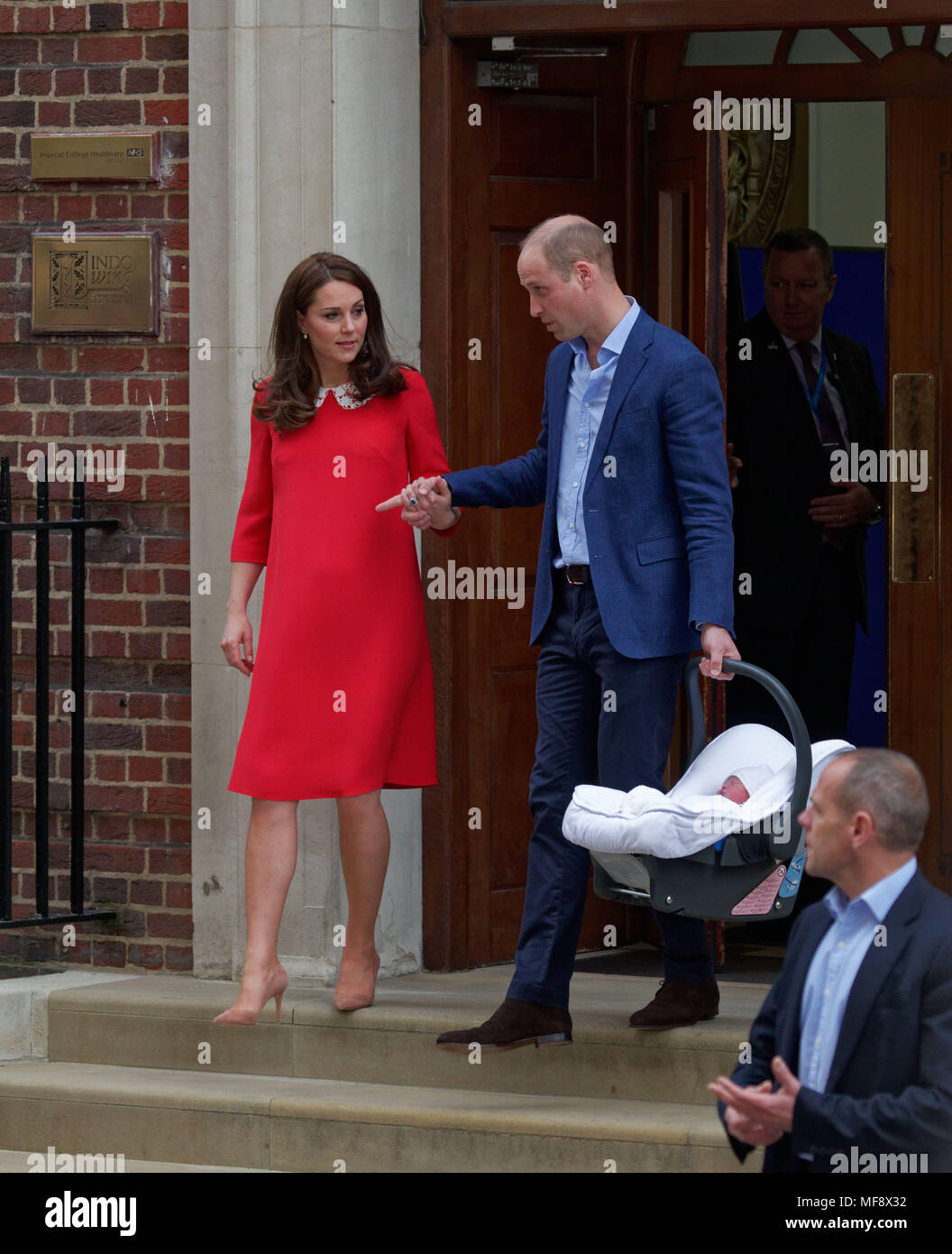 London, United Kingdom - 23 April 2018 Prince William, Duke of Cambridge and Kate Middleton, Catherine, Duchess of Cambridge show off their new baby son, Louis Arthur Charles, as they leave the Lindo Wing of St. Mary's Hospital, Paddington, London, England, UK, Europe. The baby will be known as Prince Louis of Cambridge and is fifth in line of succession to the throne. Photographer: Equinox Features Date Taken: 20180423 Stock Photo