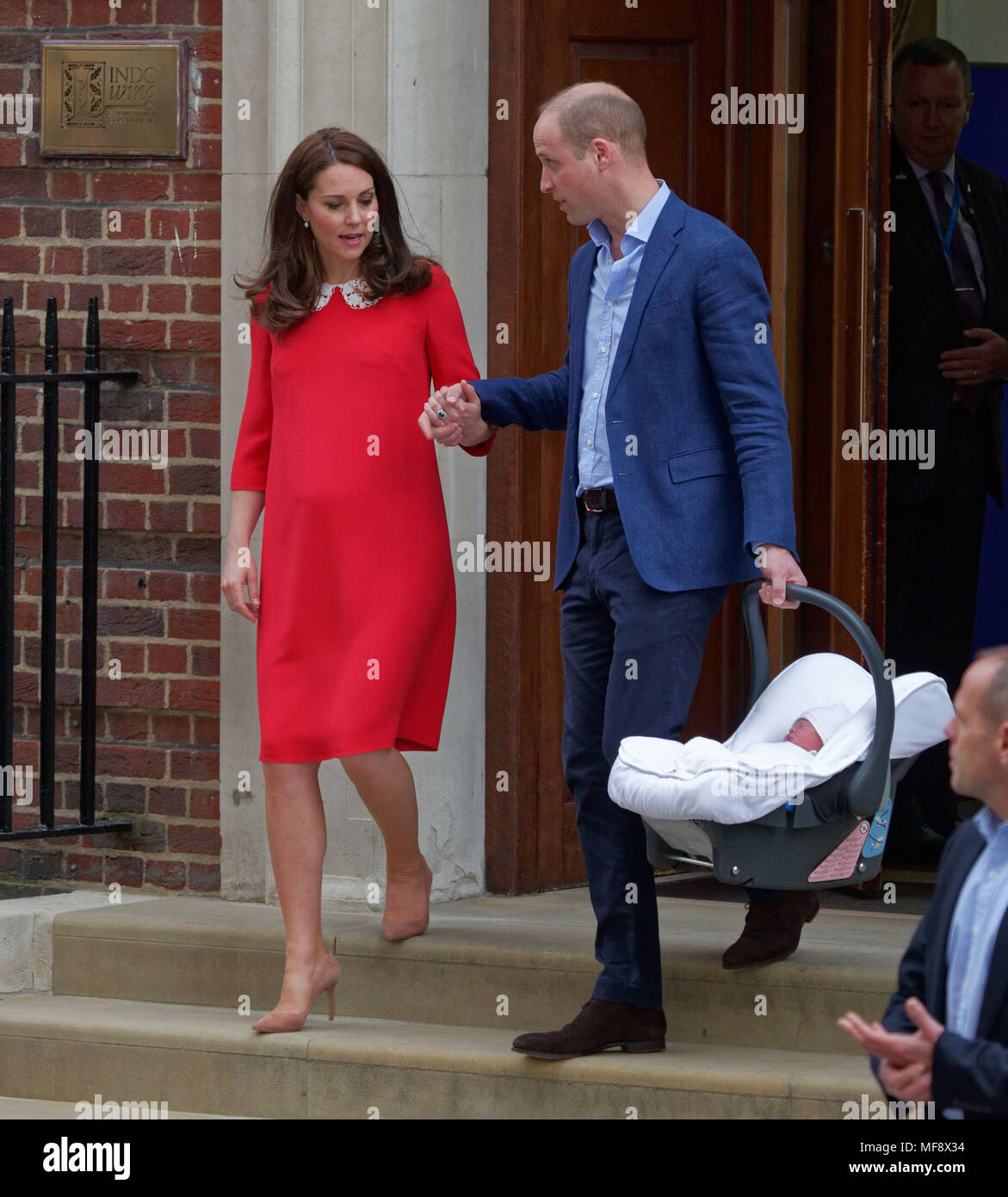 London, United Kingdom - 23 April 2018 Prince William, Duke of Cambridge and Kate Middleton, Catherine, Duchess of Cambridge show off their new baby son, Louis Arthur Charles, as they leave the Lindo Wing of St. Mary's Hospital, Paddington, London, England, UK, Europe. The baby will be known as Prince Louis of Cambridge and is fifth in line of succession to the throne. Photographer: Equinox Features Date Taken: 20180423 Stock Photo