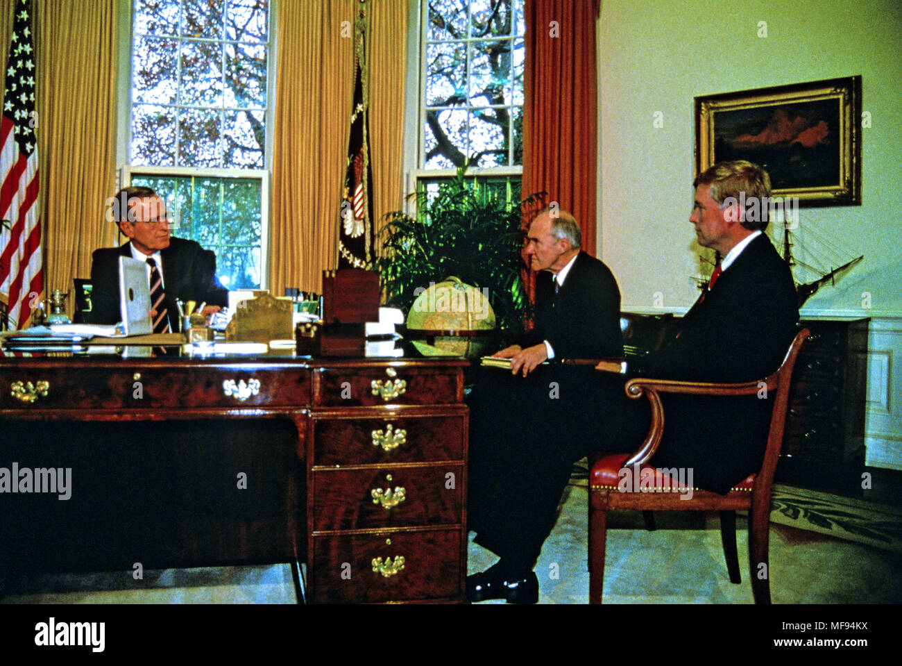 Washington, District of Columbia, USA. 17th May, 2013. United States President George H.W. Bush meets senior advisors during a briefing on the upcoming Malta Summit with Soviet President Mikhail Gorbachev (not pictured) in the Oval Office of the White House in Washington, DC on November 28, 1889. From left to right: President Bush; National Security Advisor Brent Scowcroft; and U.S. Vice President Dan Quayle.Credit: Arnie Sachs/CNP Credit: Arnie Sachs/CNP/ZUMAPRESS.com/Alamy Live News Stock Photo