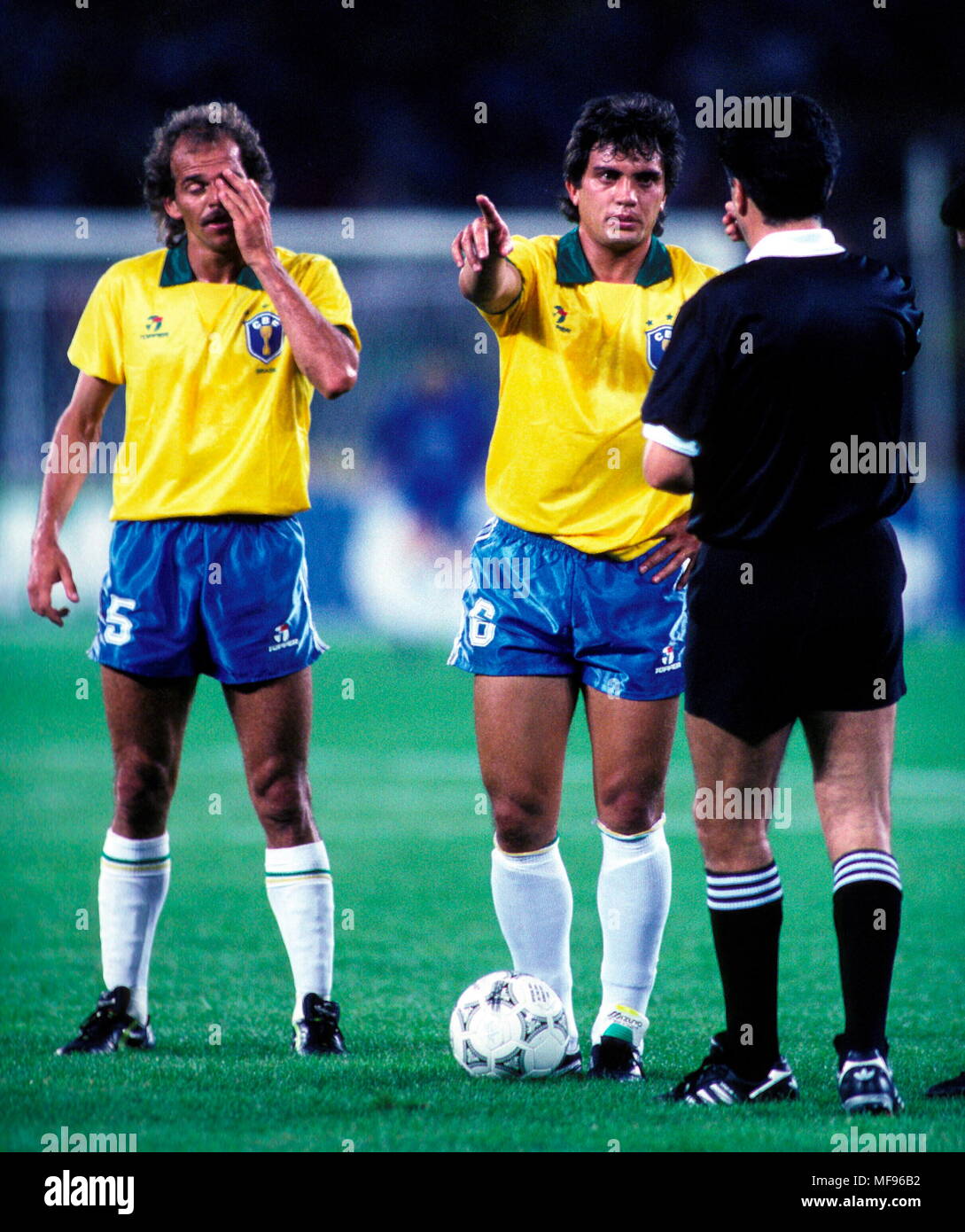 Fifa World Cup Italia 1990 10 6 1990 Stadio Delle Alpi Turin Italy Brazil V Sweden Branco Brazil Prepares To Take A Free Kick Behind Him Alem Full Name Cldio Ibrahim Vaz Leal