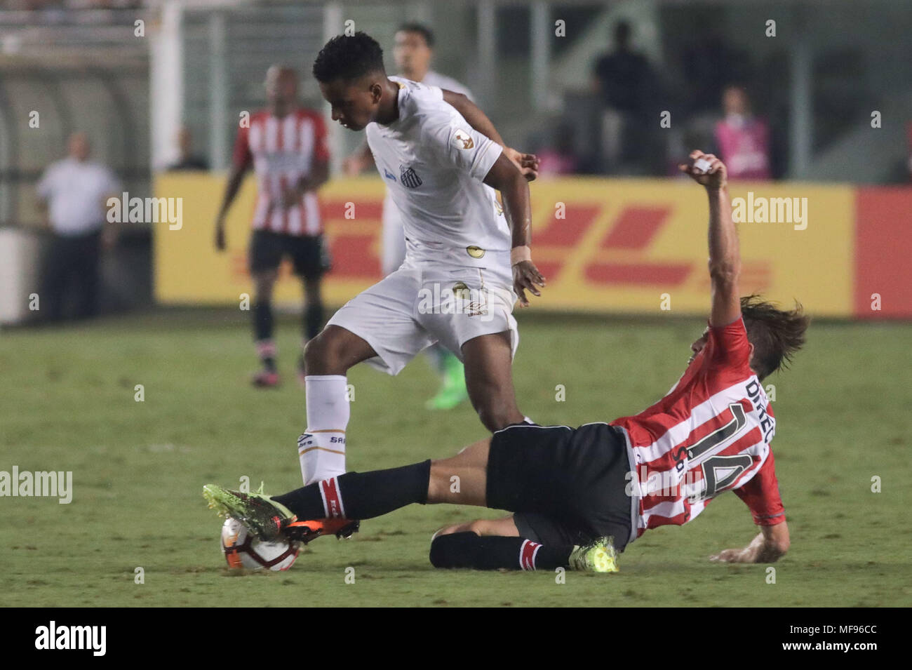 Santos, Brazil. 24th Apr, 2018. Rodrygo during the match between Santos and Estudiantes (Argentina) held at Vila Belmiro Stadium in Santos, SP. The match is valid for the 4th round of Group 6 of the 2018 Copa Libertadores. Credit: Ricardo Moreira/FotoArena/Alamy Live News Stock Photo
