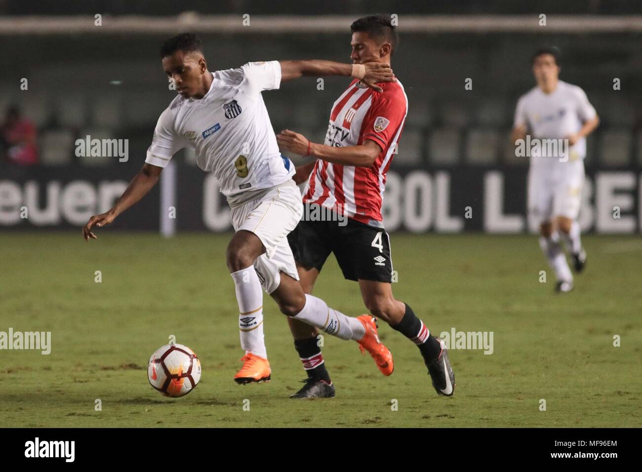 Santos, Brazil. 24th Apr, 2018. Rodrygo and Gomez during the match between Santos and Estudiantes (Argentina) held at Vila Belmiro Stadium in Santos, SP. The match is valid for the 4th round of Group 6 of the 2018 Copa Libertadores. Credit: Ricardo Moreira/FotoArena/Alamy Live News Stock Photo