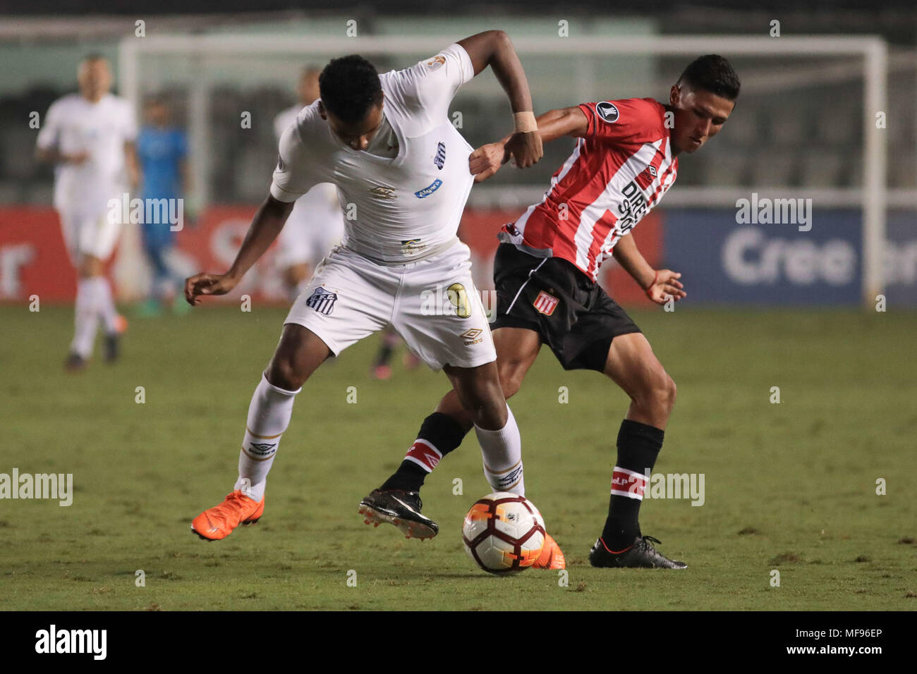 Santos, Brazil. 24th Apr, 2018. Rodrygo and Gomez during the match between Santos and Estudiantes (Argentina) held at Vila Belmiro Stadium in Santos, SP. The match is valid for the 4th round of Group 6 of the 2018 Copa Libertadores. Credit: Ricardo Moreira/FotoArena/Alamy Live News Stock Photo