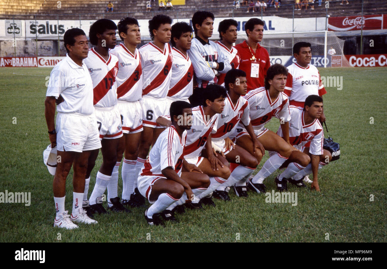 3.2.1992, Estadio Defensores del Chaco, Asunci, Paraguay. South American Olympic Qualifying tournament for Barcelona 1992 - Under-23 National teams (Conmebol). Colombia v Peru. Peru starting XI, standing from left: team doctor Jorge Alva, Car Char, Juan Reynoso, Germ Pinillos, Luis Molina, Carlos Marrou, Jos Soto, fitness coach Gallo & physiotherapist Teilo Vilca. Kneeling: Carlos Gonzez, Alfonso Yez, Victor Zegarra, Flavio Maestri & Ricardo Besada. Stock Photo