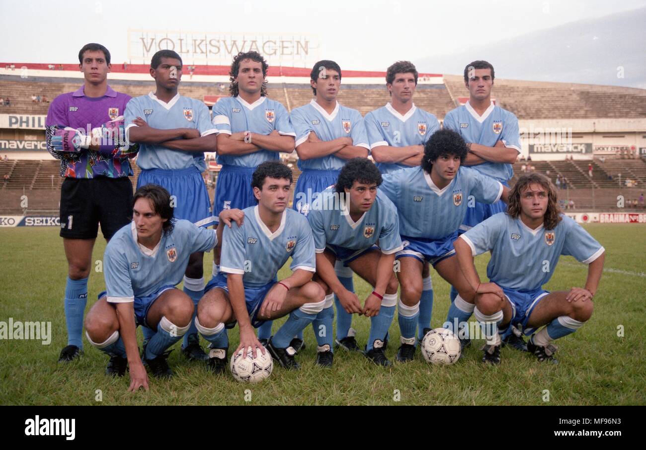 2.2.1992, Estadio Defensores del Chaco, Asunci, Paraguay. South American Olympic Qualifying tournament for Barcelona 1992 - Under-23 National teams (Conmebol). Uruguay v Ecuador. Uruguay startin XI, standing from left: varo Nez, Andr Silva, Diego Dorta, Leo Ramos, Rub dos Santos & Paolo Montero. Kneeling: Gustavo Ferreira, Luis Chabat, Ricardo Bitancurt, Marcelo Saralegui, Marcelo Tejera. Stock Photo