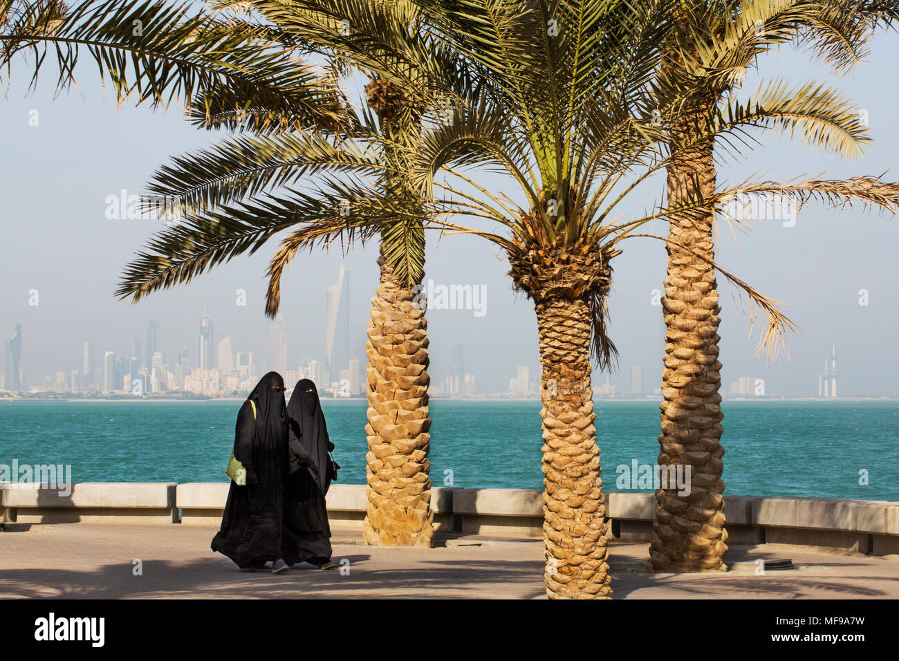 Kuwaiti women walking along the Corniche in Salmiya, Kuwait Stock Photo