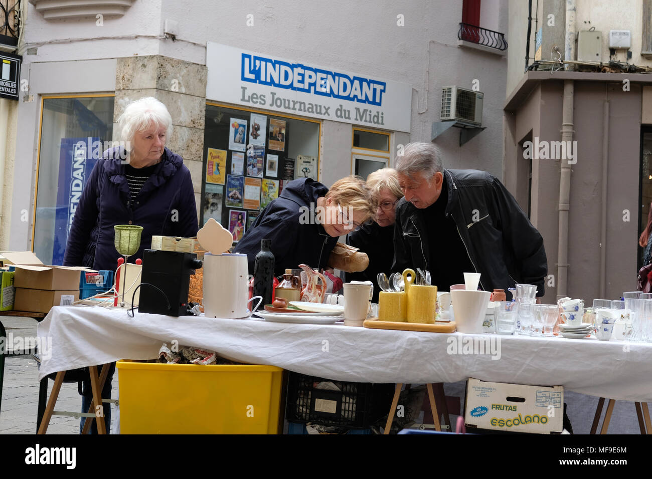 Bargain hunters hires stock photography and images Alamy