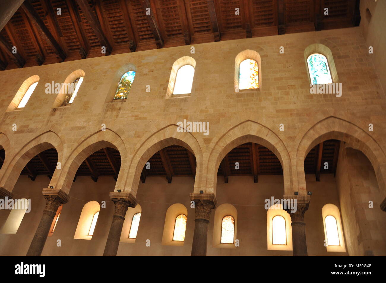 Vetrate artistiche della navata destra della cattedrale di Cefalù, Sicilia, Italia, patrimonio Unesco Stock Photo