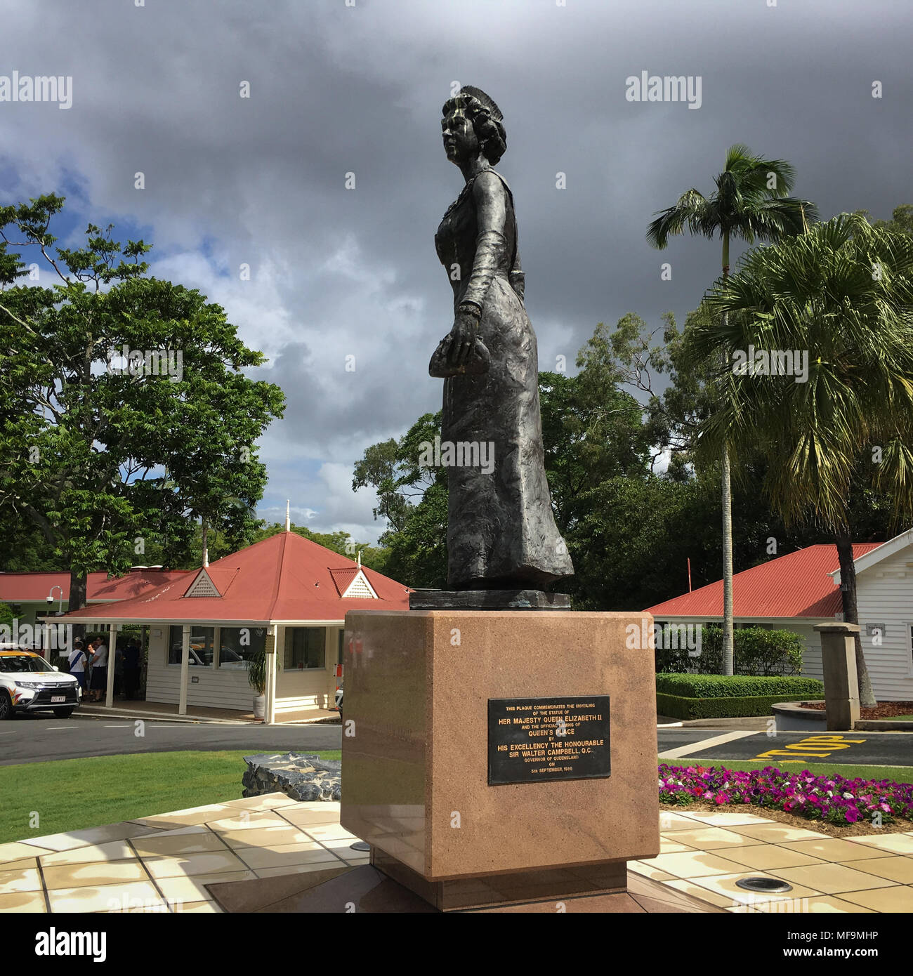 Statue queen elizabeth ii hires stock photography and images Alamy