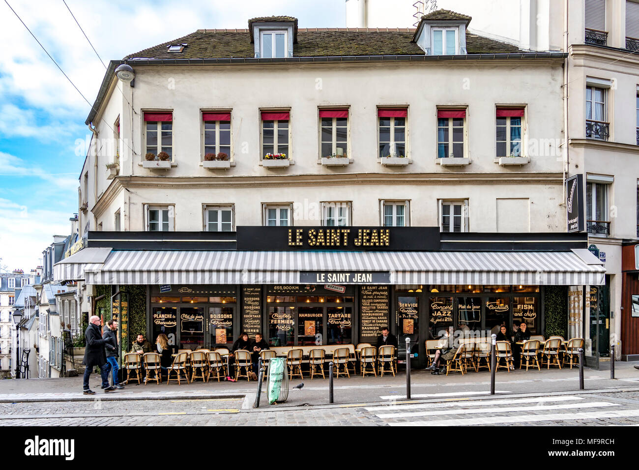People sitting outside Le Saint Jean cafe and restaurant ,Rue des Abbesses,  Montmartre , Paris Stock Photo - Alamy