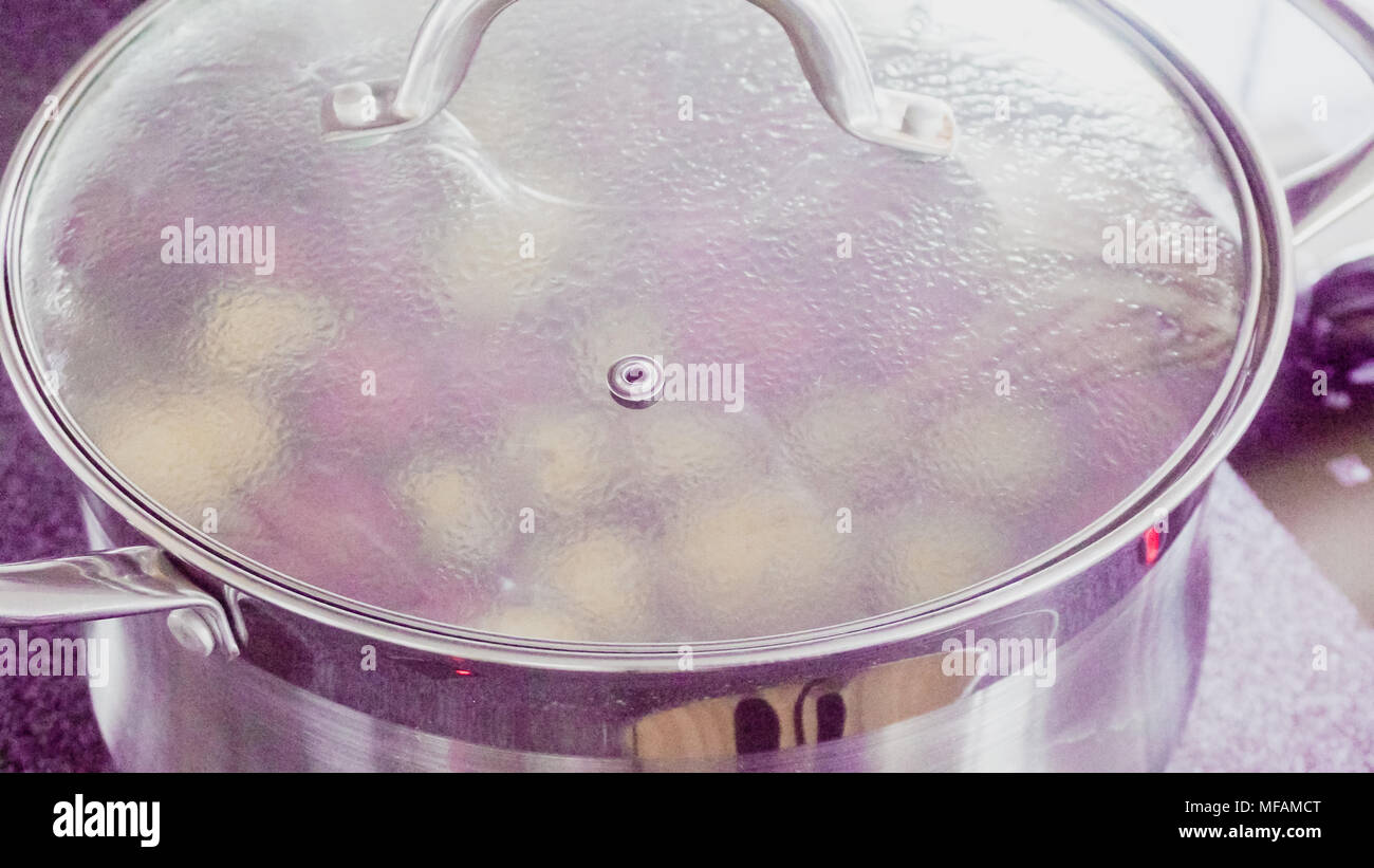 https://c8.alamy.com/comp/MFAMCT/step-by-step-boiling-little-gold-and-red-potatoes-in-large-cooking-pot-MFAMCT.jpg
