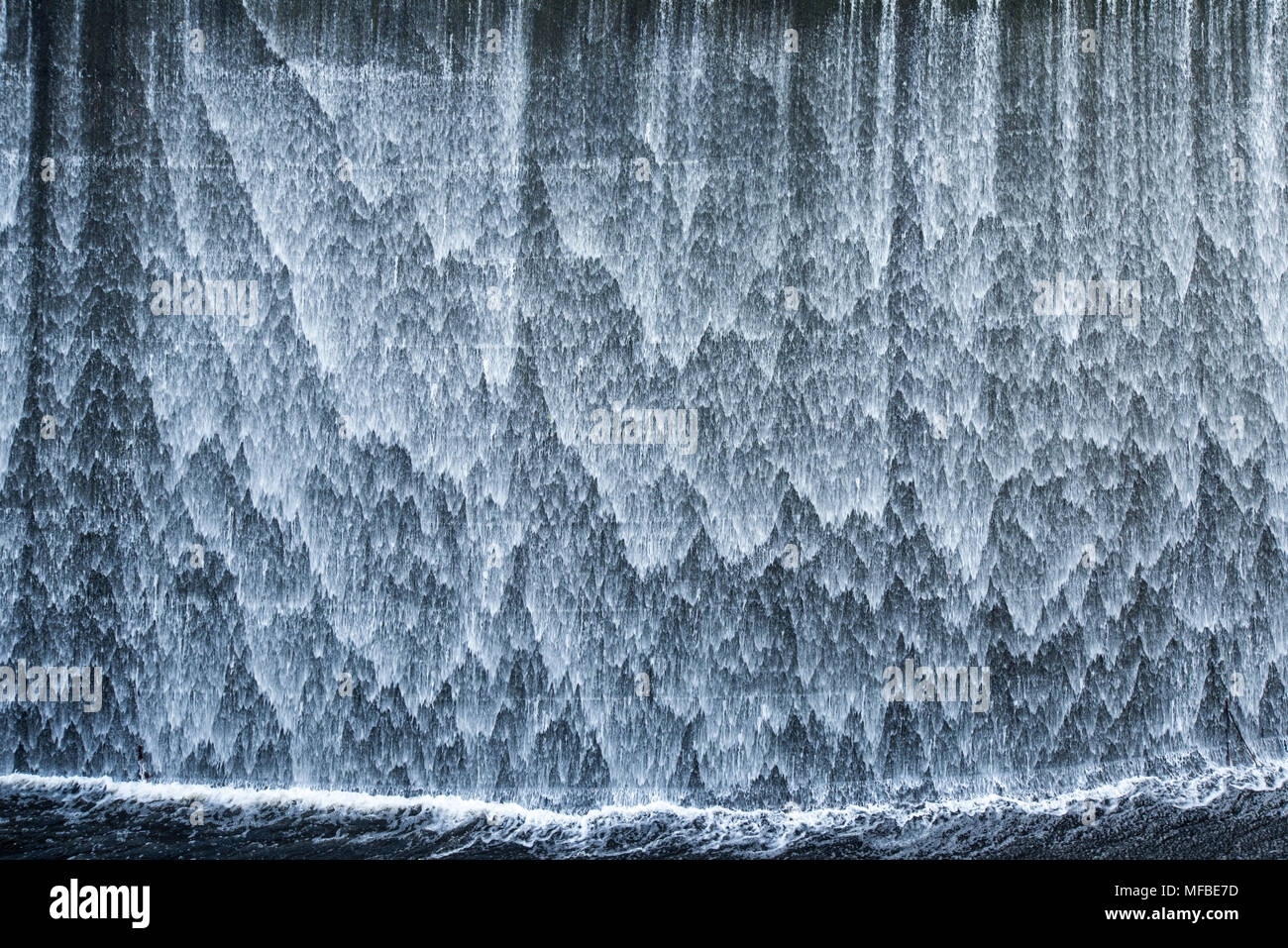 water flowing down a concrete reservoir overflow Stock Photo Alamy
