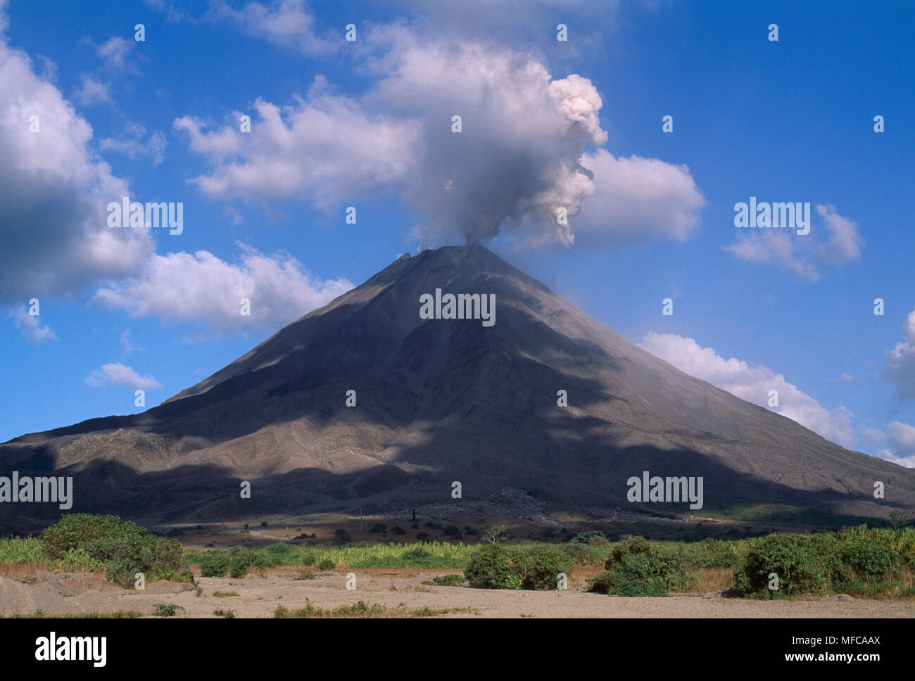 ARENAL VOLCANO erupting (1995) Costa Rica, central America Stock Photo ...