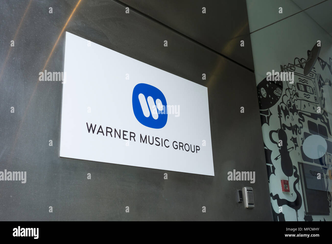 Warner Music Logo Hi-res Stock Photography And Images - Alamy