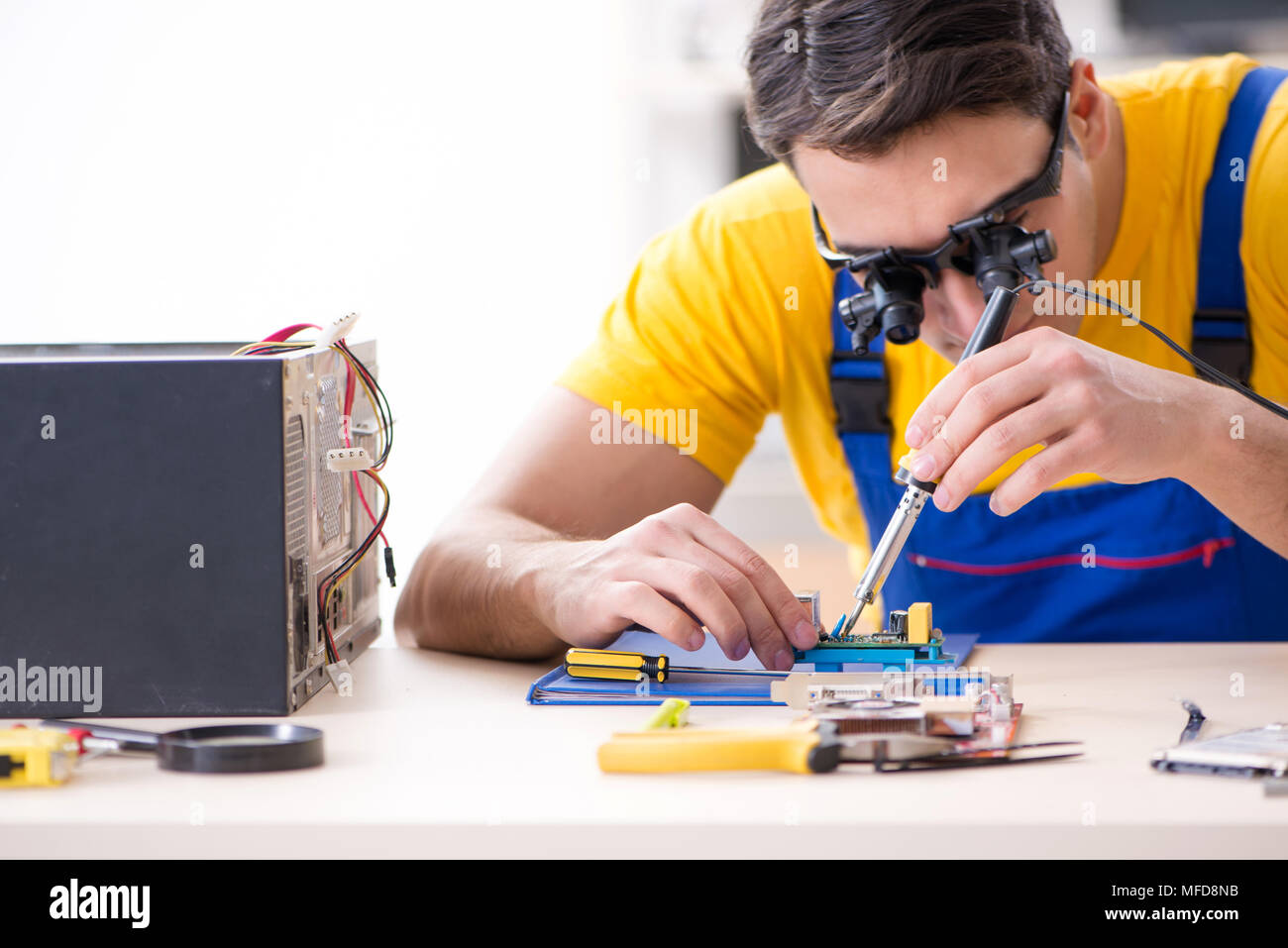 Computer repair technician repairing hardware Stock Photo - Alamy