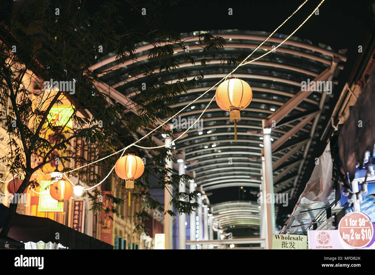 Antique chinese lanterns hi-res stock photography and images - Alamy