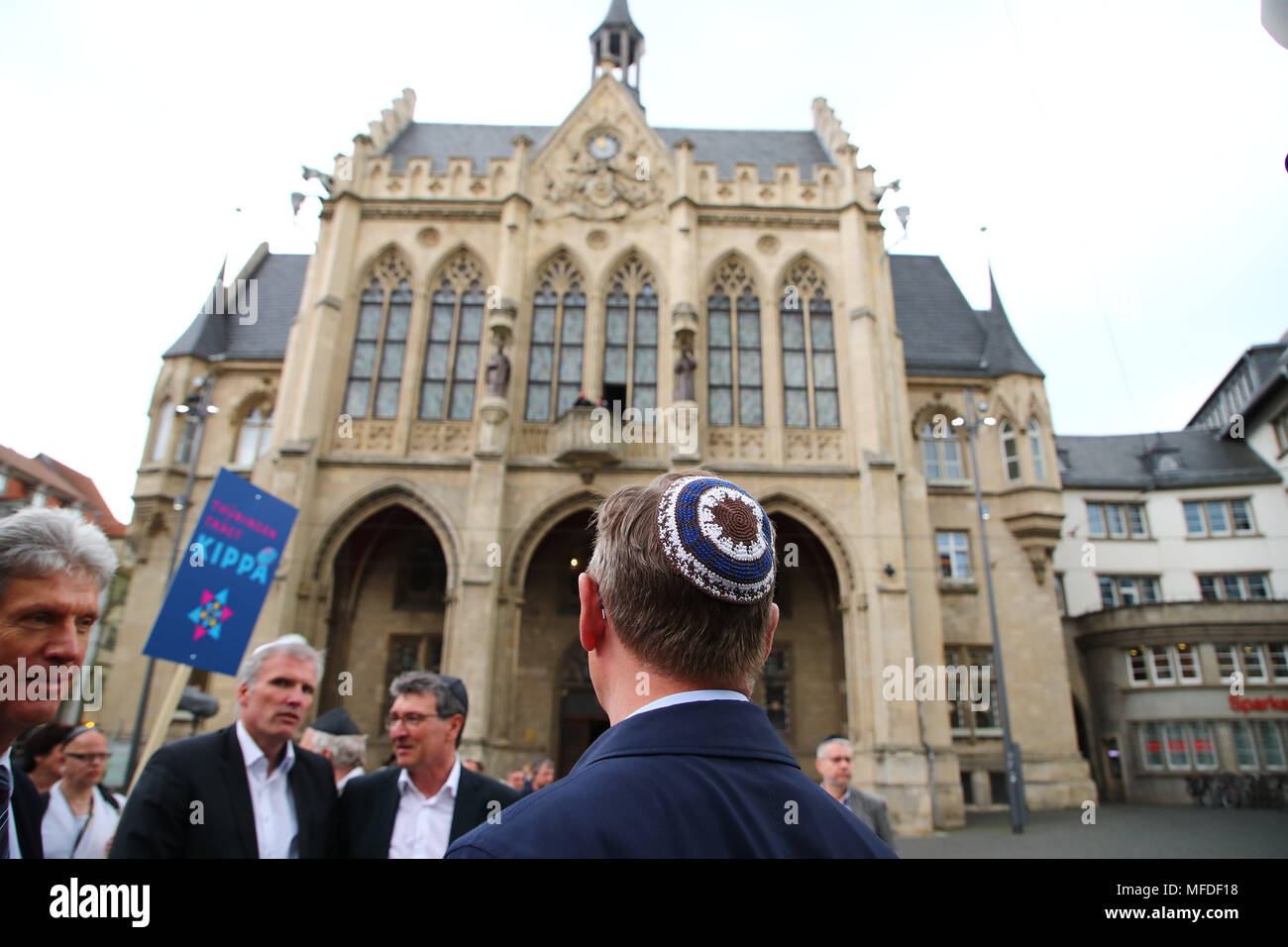 Erfurt, Germany. 25 April Germany, Germany, Erfurt: Premier of Thuringia,  Bodo Ramelow of the Left Party, wearing a Kippa in front of the Erfurt town  hall. Participants in the demonstration in front