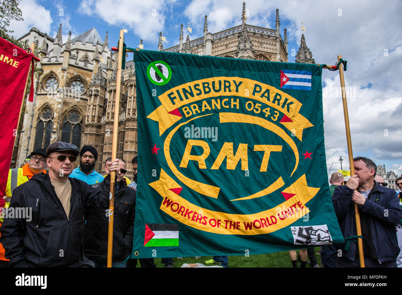 London, UK. 25 April 2018. The RMT union hold a  ‘keep guards on trains’ protest at Parliament highlighting lack of Government involvement in the long running dispute. Credit: David Rowe/Alamy Live News Stock Photo