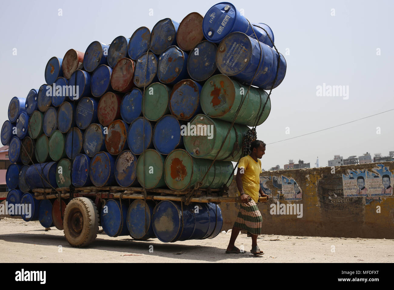 Dhaka, Bangladesh. 25th Apr, 2018. A wheelbarrow driver delivering