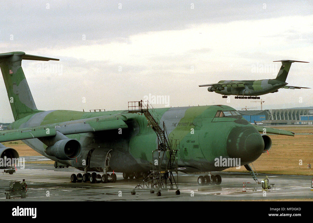 A 'C5 Galaxy' on the ground, in the background a machine of the same type in the approach (August 16, 1990). The Frankfurt Rhein-Main Airport has become an important hub for the transfer of troops to the Gulf troops. The Gulf crisis had begun on 2 August 1990 with the invasion of Iraqi troops after Kuwait. On 17 January 1991, the Gulf War broke out with the bombing of Baghdad by multinational troops. He was killed after commuting Iraq on February 28 with the cessation of all combat operations. | usage worldwide Stock Photo