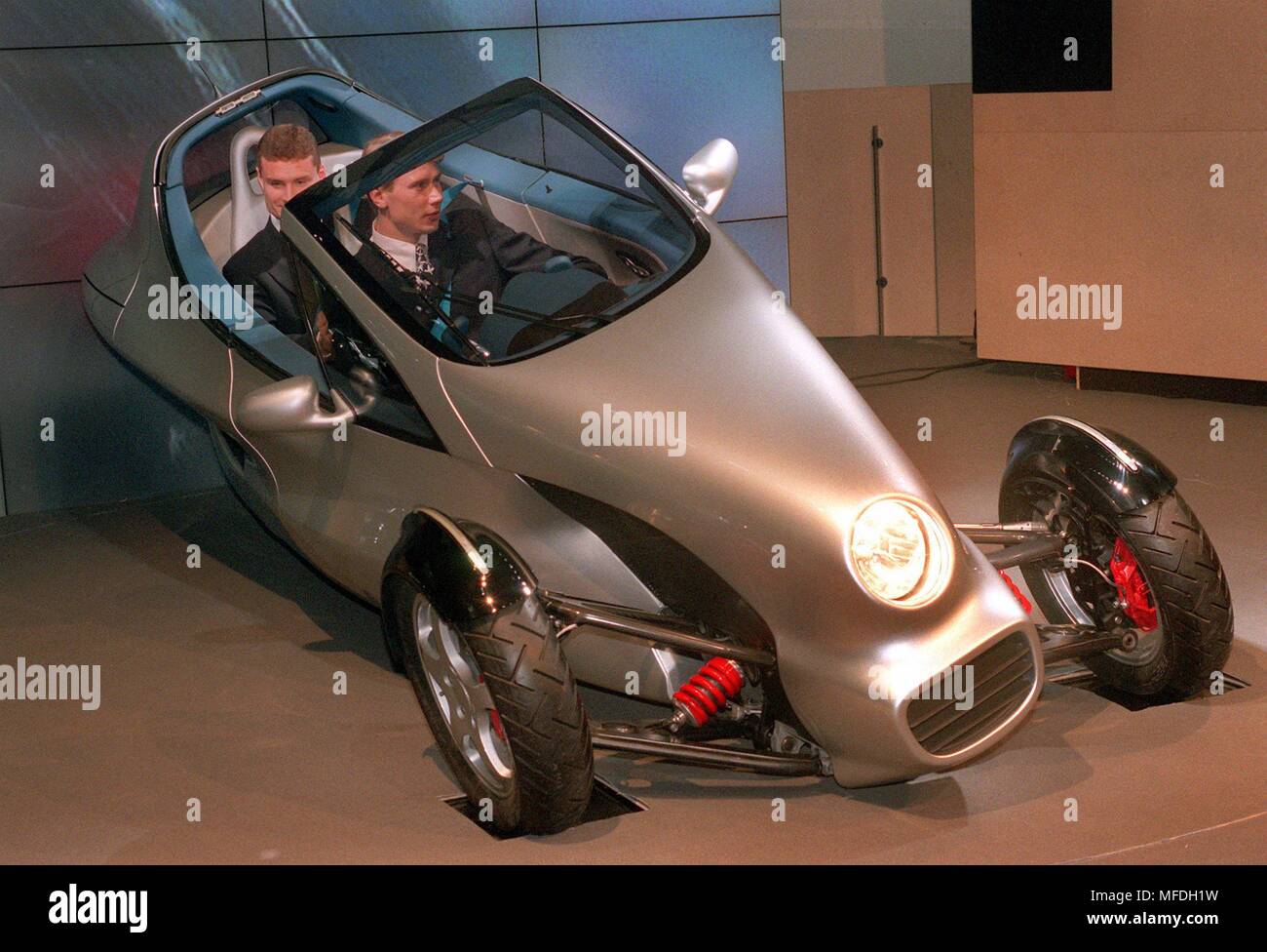 In the run-up to the International Motor Show (IAA), the two Formula 1 drivers Mika Hakkinen (front) and David Coulthard present a tricycle of the Daimler Benz Group. The research vehicle 'F 300 Life Jet' with two wheels in the front and a wheel at the back, is to combine the view of Mercedes motorcycle driving experience with the comfort of a car. The study with a 102 hp engine accelerates from zero to one hundred in 7.7 seconds and reaches a top speed of 211 km/h. | usage worldwide Stock Photo
