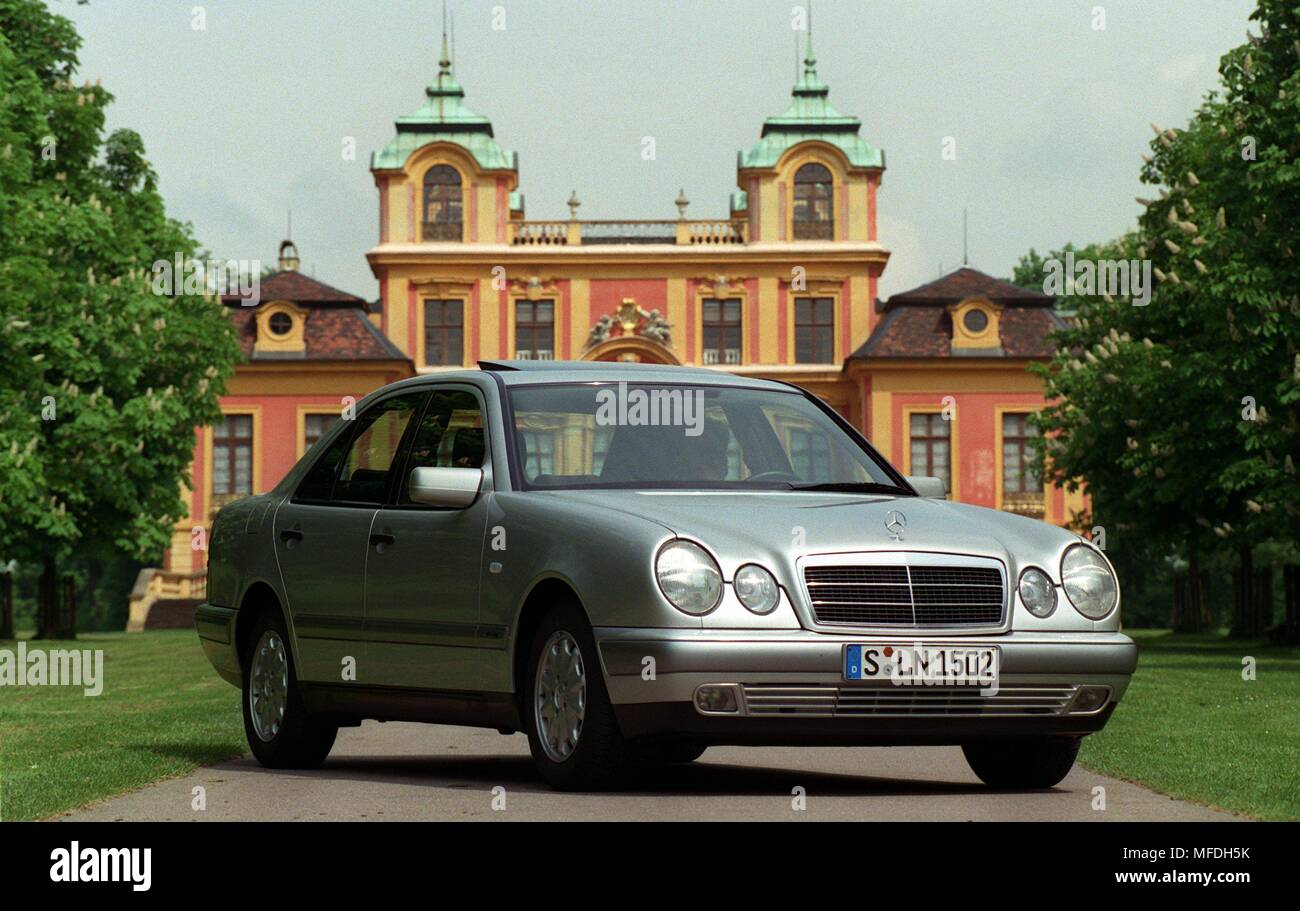 The new Mercedes E 200 is in front of the Ludwigsburg Schloss Favorite. The entry-level model of the new E-Class - a diesel - is expected to come on 24.6.95 on the market. | usage worldwide Stock Photo
