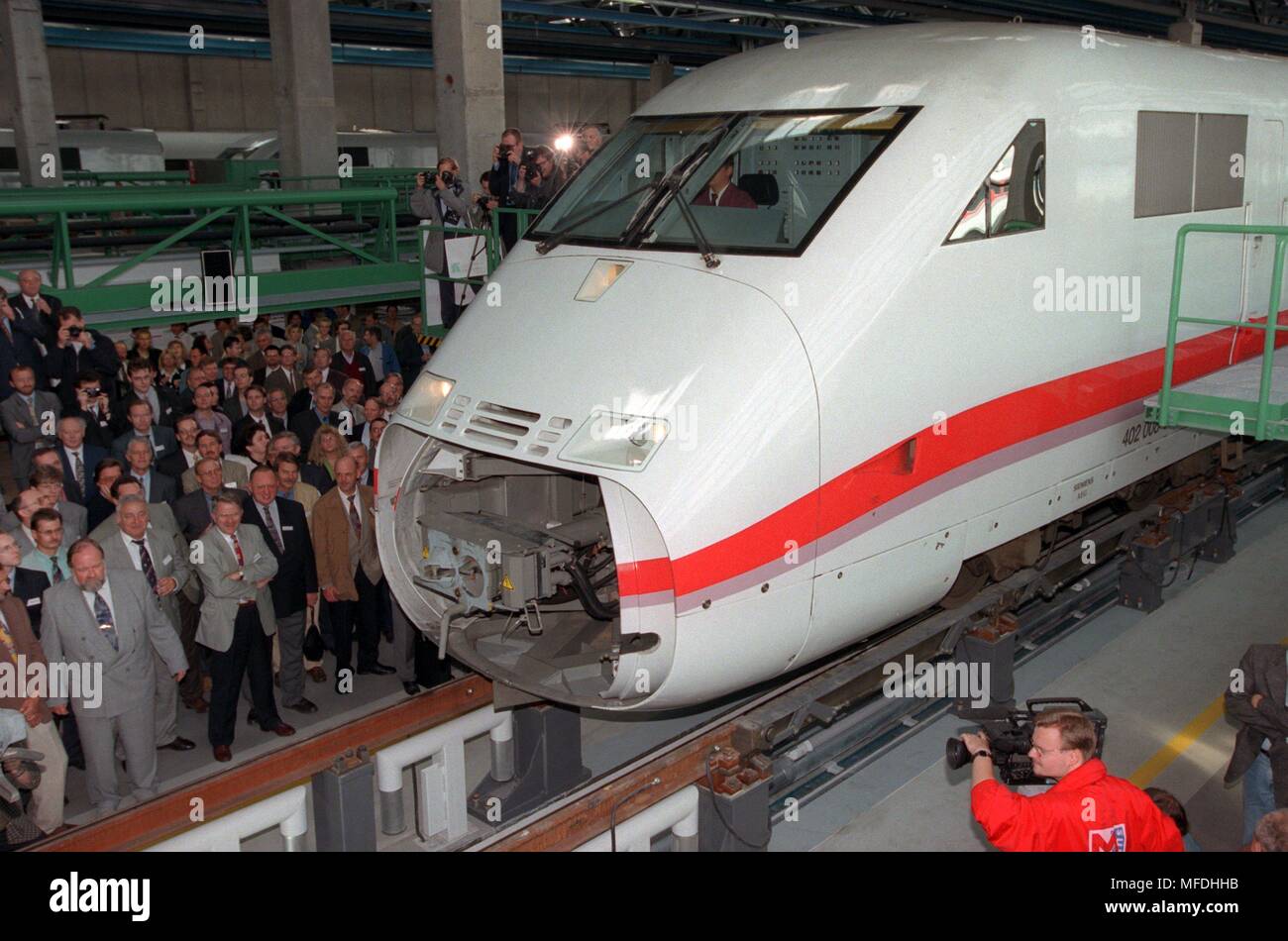 View of the new ICE 2 on 6.9.1996 at the ICE plant in Munich. The new model offers a higher seat capacity (from 482 to 566), a lower weight allows lower energy consumption (around ten percent) and the comfort has improved compared to the predecessor, so the Deutsche Bahn AG. In total, the Bahn has ordered 44 new generation trains for 1.6 billion marks. Until the timetable change 1997/98 all ICE 2 should be delivered. | usage worldwide Stock Photo