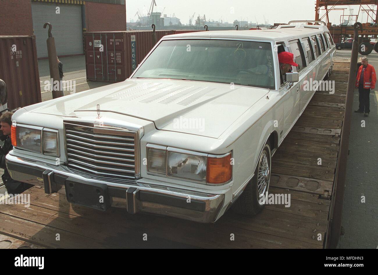 The longest limousine in the world approved for road traffic will be loaded onto a railway carriage in Bremerhaven on 16.4.1996 and will be transported by freight train to Frankfurt. The 14-meter-long, white car of the Lincoln brand arrived on April 13 from America in the seaside city. The Danger offers space for up to 16 people and is equipped with two whirlpools, four bars, a laser light show and a bedroom in the back area. The car, which is listed in the Guinness Book of Records and already 'inwirkte' in a Walt Disney film, can be rented in future by interested parties including chauffeur f Stock Photo
