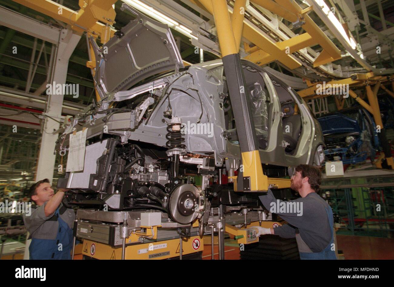 Since December 8, Mercedes-Benz A-Class models with modified chassis have been installed in the Rastatt Daimler-Benz plant (issued on 11.12.1997). The chassis is now lowered 20 millimeters, receives a new spring and steamer tuning and wider tires. The delivery of the A-Class had been stopped by November, after a vehicle was overturned in a dodge test in Sweden. Meanwhile, the ESP-after-scored A-class has passed the maneuver known as the 'moose test' in a re-test. From February, the so-called Baby-Benz should be delivered again. | usage worldwide Stock Photo