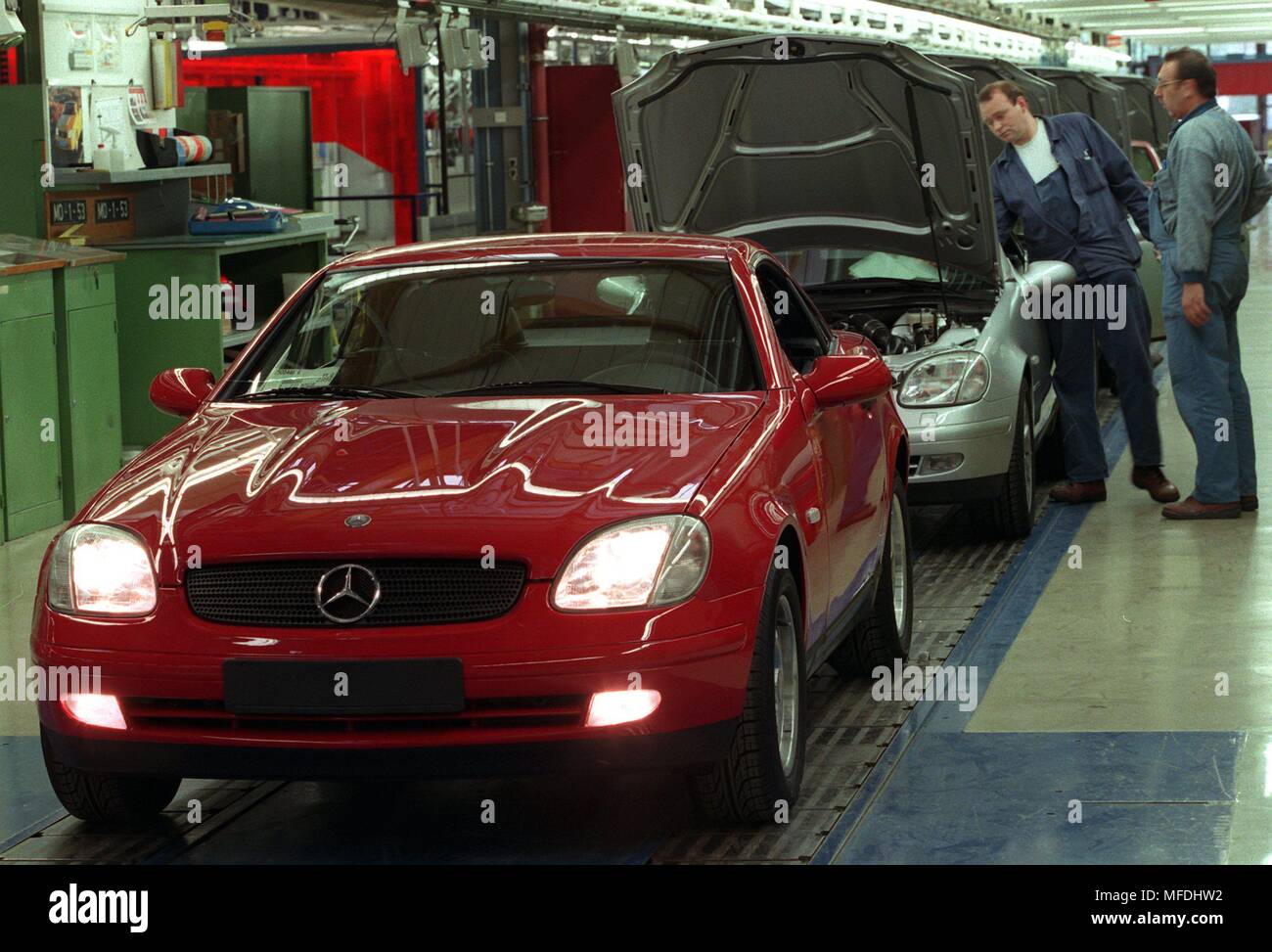 The first SLK sports cars for the series are currently being produced at the Mercedes-Benz plant in Bremen (recorded on 14.6.96). Every day, 14 two-seater roadsters with a sophisticated folding roof made of steel, which can be tilted out within 25 seconds at the touch of a button, are created here every day. The production of the SLK replaces the previously built T-model in Bremen and secures 1,500 of the total of 13,586 jobs of the largest private employer in the state of Bremen. The delivery of the Flitzer is scheduled for 14 September. The four-meter-long sports car gives it with 136 or 193 Stock Photo
