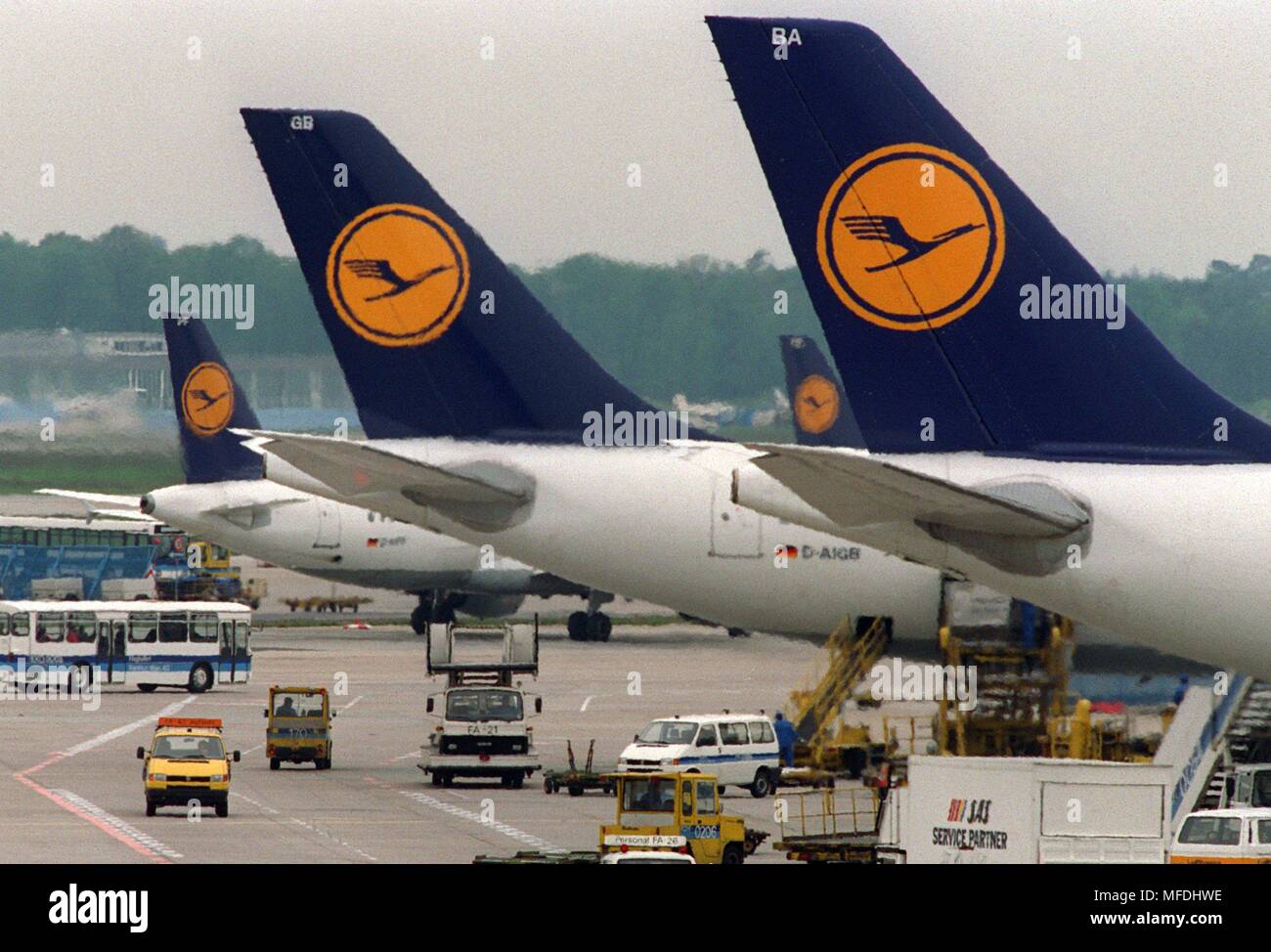 The way for the complete privatization of Deutsche Lufthansa (photo from 6.5.1994, Rhein-Main-Airport, Frankfurt am Main) is still open this year. The Federal Cabinet approved the corresponding bill on January 14, 1997 in Bonn. Federal Transport Minister Matthias Wissmann (CDU) expressed his confidence that the Borsengang with the remaining 36 percent of the shares of the former state-owned company will take place this year. The stock package has a value of nearly three billion marks after the current price quotation. A majority is to be guaranteed for German shareholders. The law still has to Stock Photo