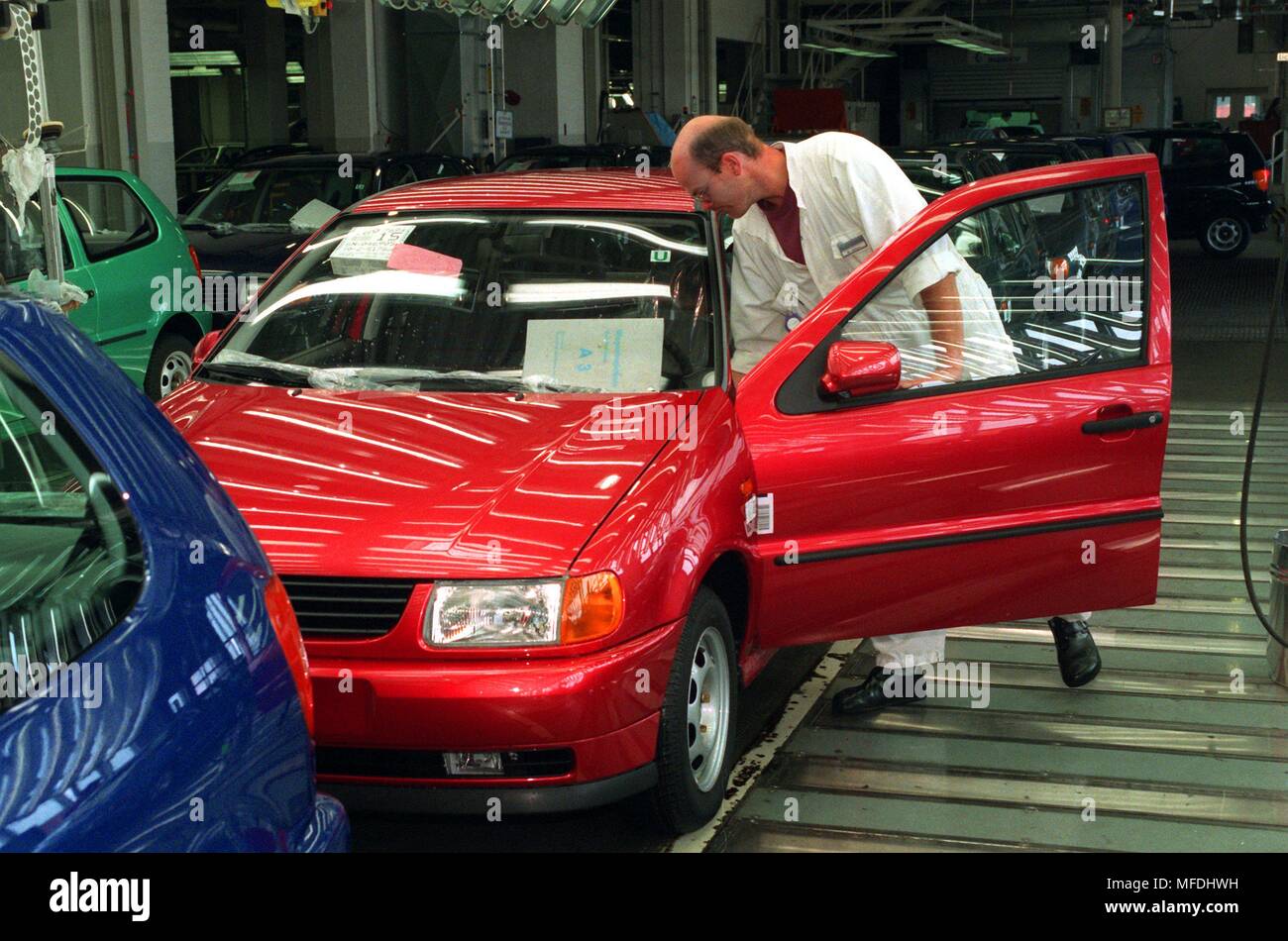 A employee of the VW Volkswagen plant in Wolfsburg takes over on 12.07.1996 the final inspection of a VW Polo. In future, Volkswagen AG will pay a premium of up to 3,000 marks to buyers of certain new-car models for used cars without catalytic converters. When purchasing a 'Polo', 'Golf', 'Passat' or 'Sharan', the end-of-life vehicles can be given in payment. The condition for this is that the vehicle is approved for at least three months in the name of the new car purchaser this year. | usage worldwide Stock Photo