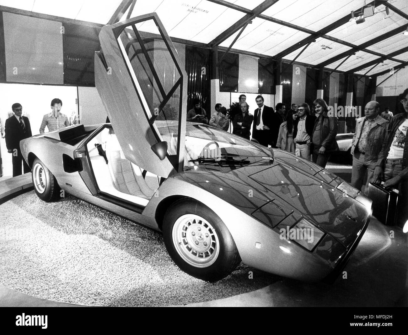 Visitors to the fair will take a close look and interest in a Lamborghini sports car of the 'Countach' type on 11.9.1975 at the IAA in Frankfurt am Main. The 'Countach' has a four-liter twelve-cylinder engine that can mobilize 375 hp and reaches a peak of 315 km/h. The price: 104 000 Deutschmark. | usage worldwide Stock Photo