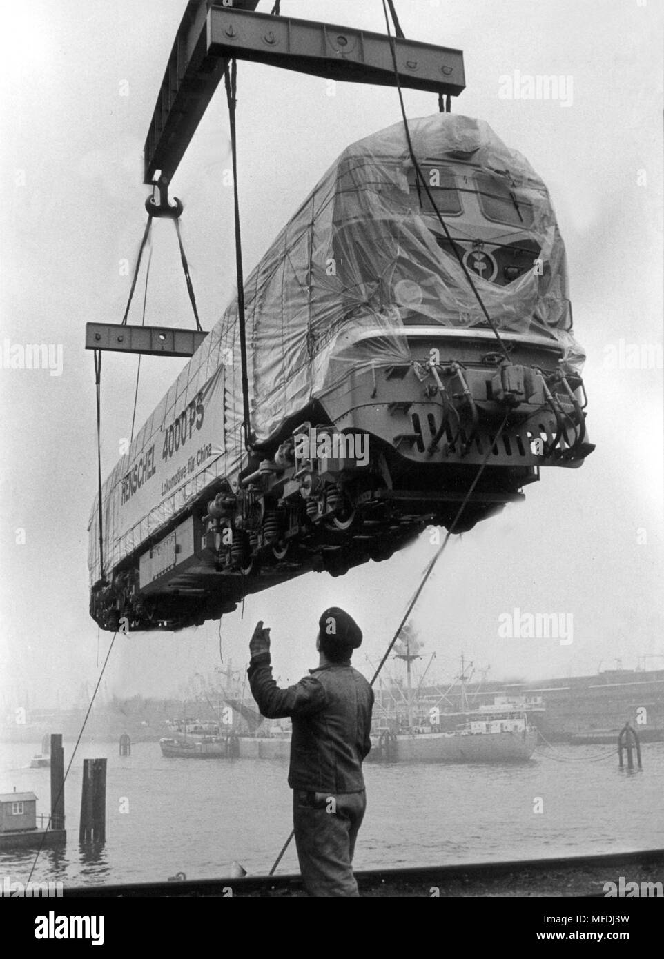 Cargo ship floating crane Black and White Stock Photos & Images - Alamy