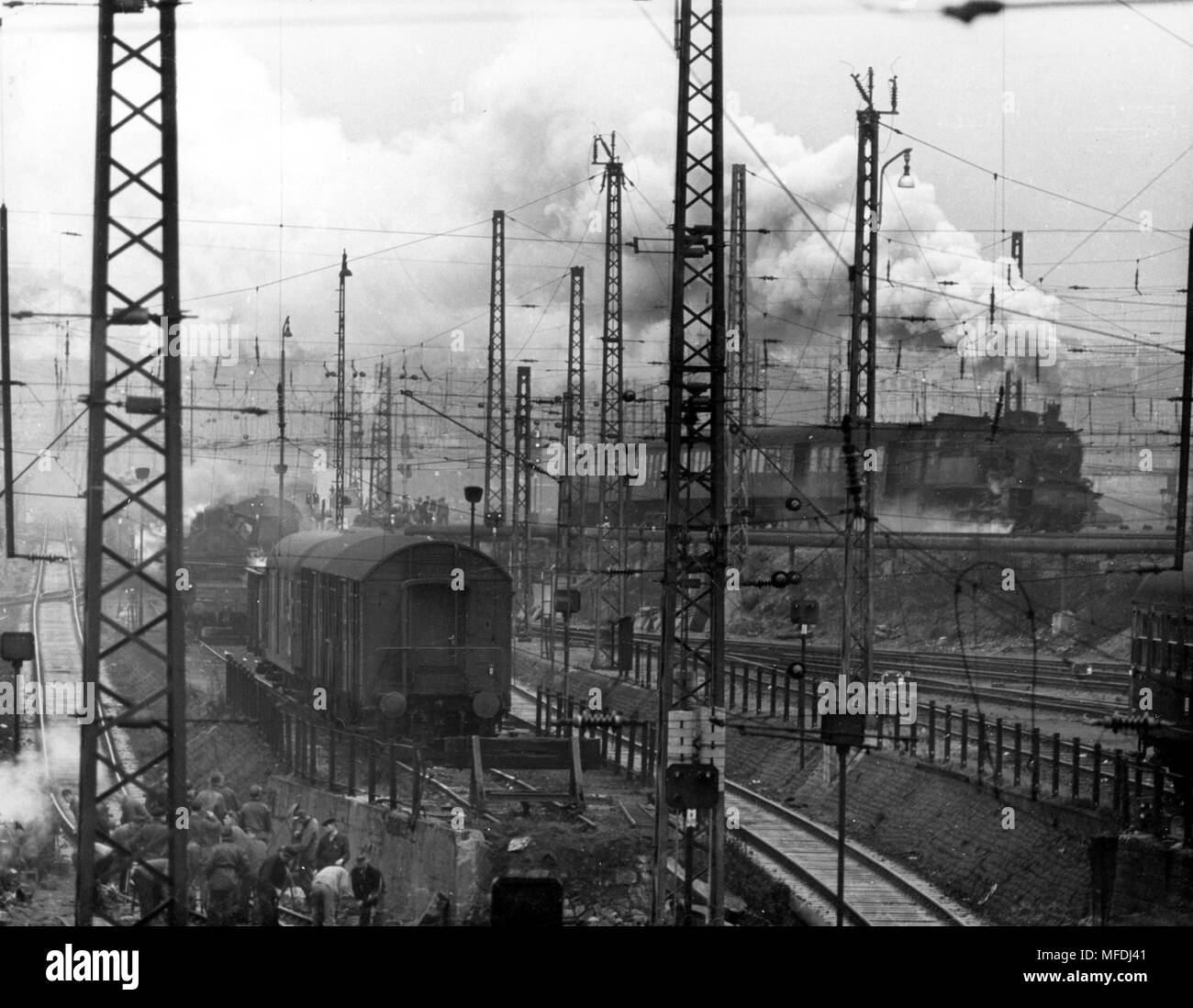 A forest of pylons has been receiving trains entering Frankfurt's main station for some time. Picture taken in November 1957. The maze of masts, which seems incomprehensible to the layman, is a further step for the Federal Railroad to modernize its operation. with the forest of electric pylons has been created a continuous electric route connection between Basel and Munchen with Frankfurt. This route will be extended by the Italian, Austrian and Swiss electrical routes to the southern tip of Italy, to Geneva and Weien. On 19 November 1957, the last stretch between Heppenheim Bergstrasse and Fr Stock Photo