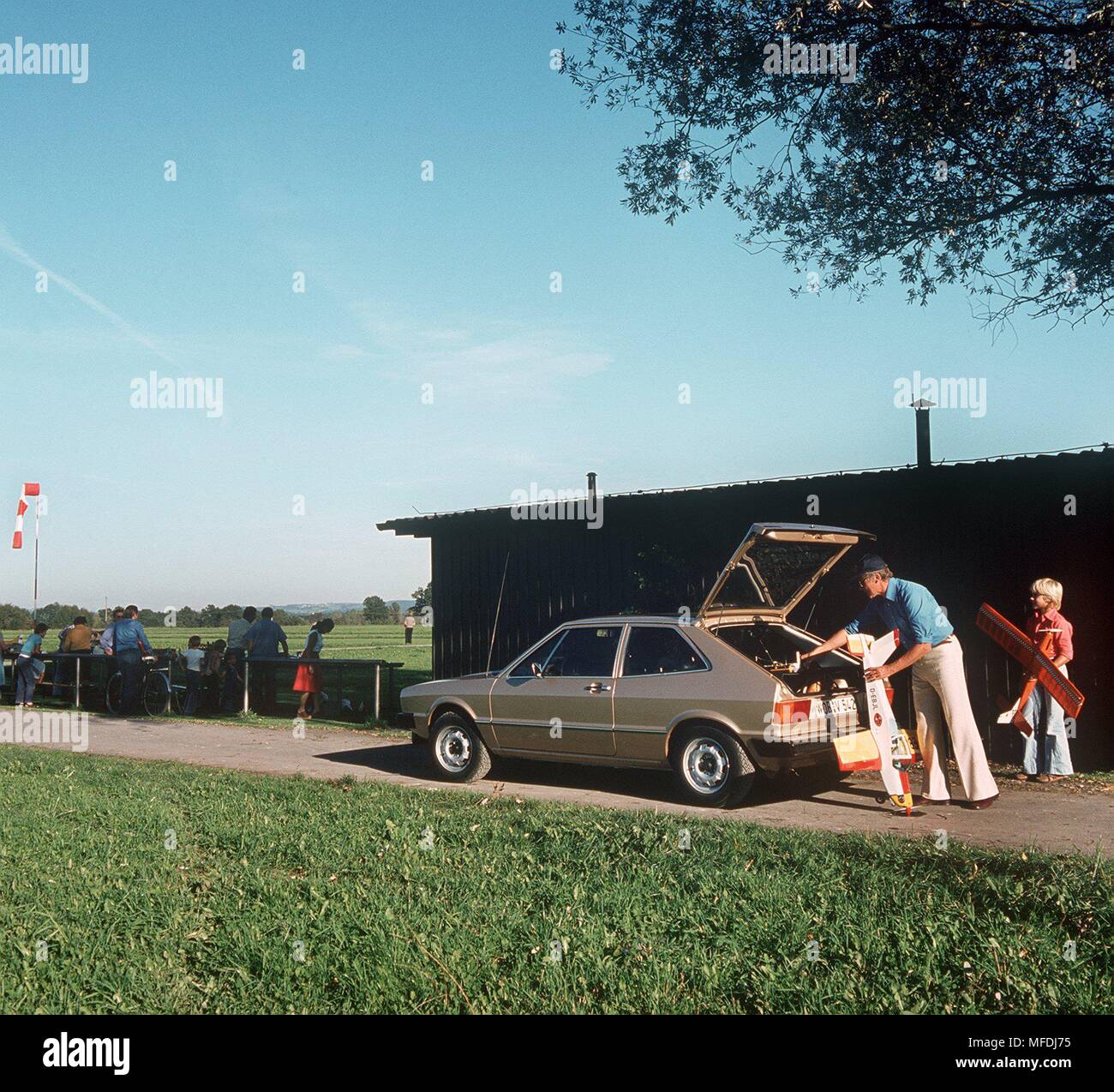 Fathers And Sons VW >> Father And Son Invite Their Model Aircraft Out Of The Trunk Fathers And Sons VW >> Father And Son Invite Their Model Aircraft Out Of The Trunk