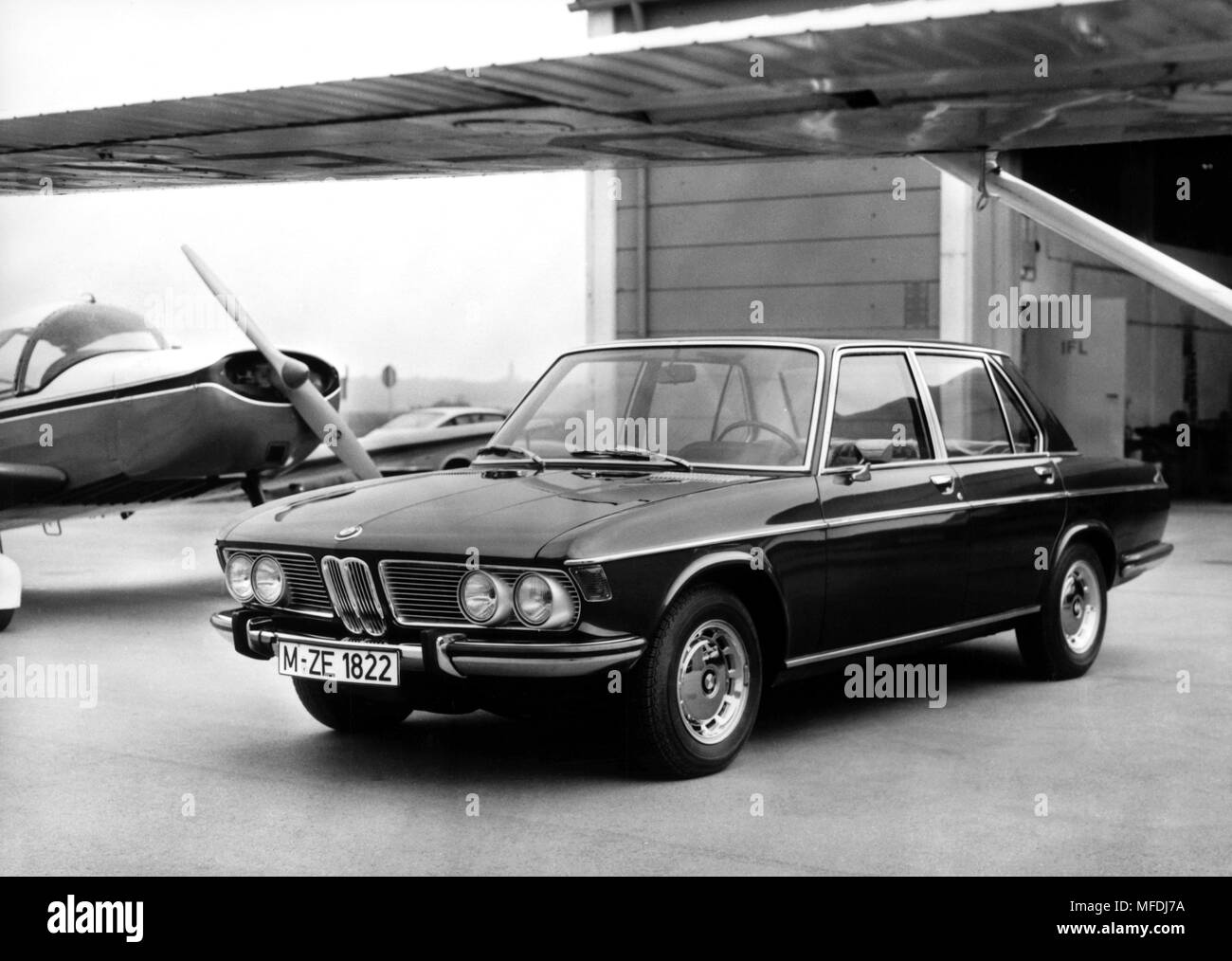 A BMW of the type 2500 with 150 hp. The vital six-cylinder gives it identical even as a BMW 2800 with 170 hp. (undated image) Technical data: Occupant cabin designed as safety cell. Six-cylinder engine with 2.5 or 2.8 liter capacity and 150 or 170 hp power, overhead camshaft, 7-speed crankshaft with 12 versus weights, two carburetors. Homokinwtische joints on the rear axle. Independent suspension on all wheels. Front Federbeiafterse with wishbone; rear Federbeiafterse with high-laid coil springs and oblique long swing. Double tube Telekopstossdampfer. Dual dual-circuit brake. Zweeigelenk-Siche Stock Photo