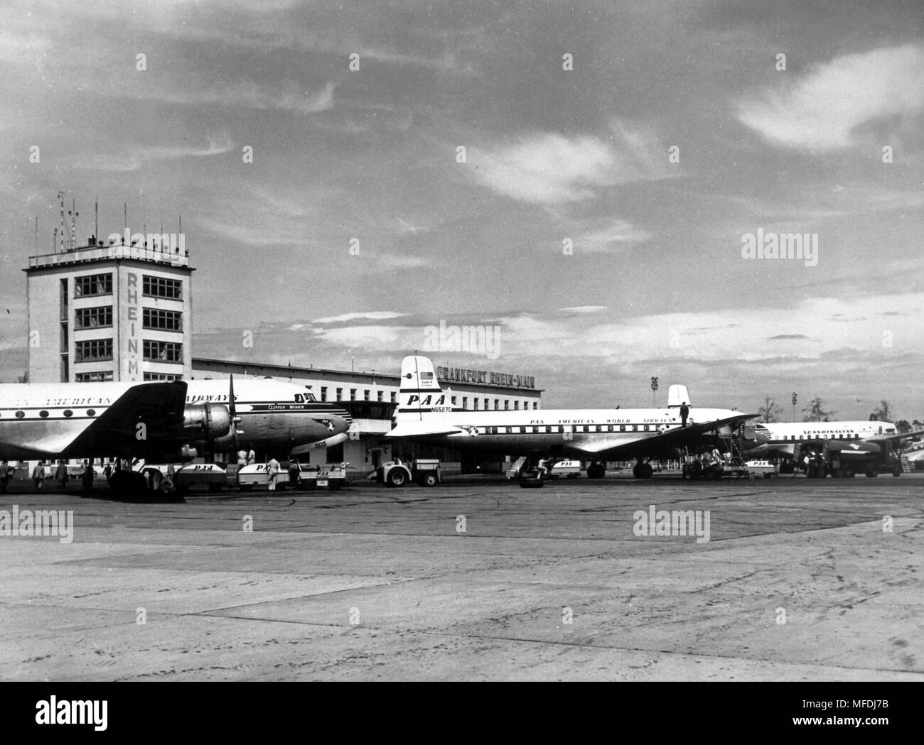 Aircraft on the runway of the Frankfurt Rhein-Main airport with the old airport terminal (l). The building to the east of the terrain was demolished on 7 May 1991 after 55 years to give room to a new terminal east. | usage worldwide Stock Photo