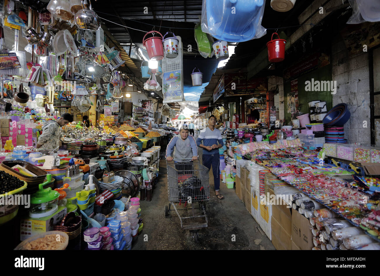 Gaza City, The Gaza Strip, Palestine. 24th Apr, 2018. Palestinians shop at a market in Gaza city. Gazans are strapped for cash and markets are suffering from an unprecedented recession. Credit: Mahmoud Issa/Quds Net News/ZUMA Wire/Alamy Live News Stock Photo
