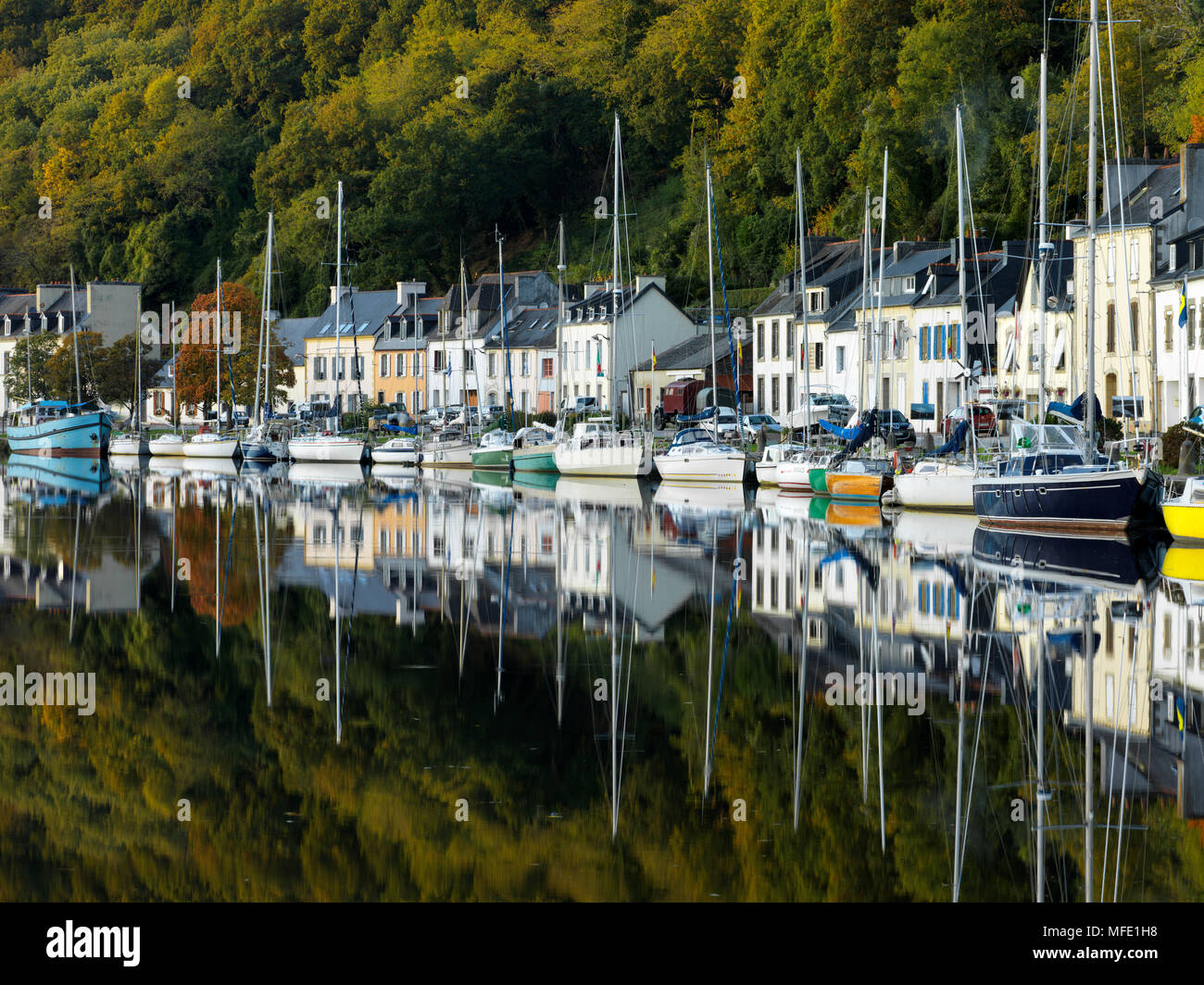 Boats on the banks of the Aulne, reflection in the water, PortLaunay