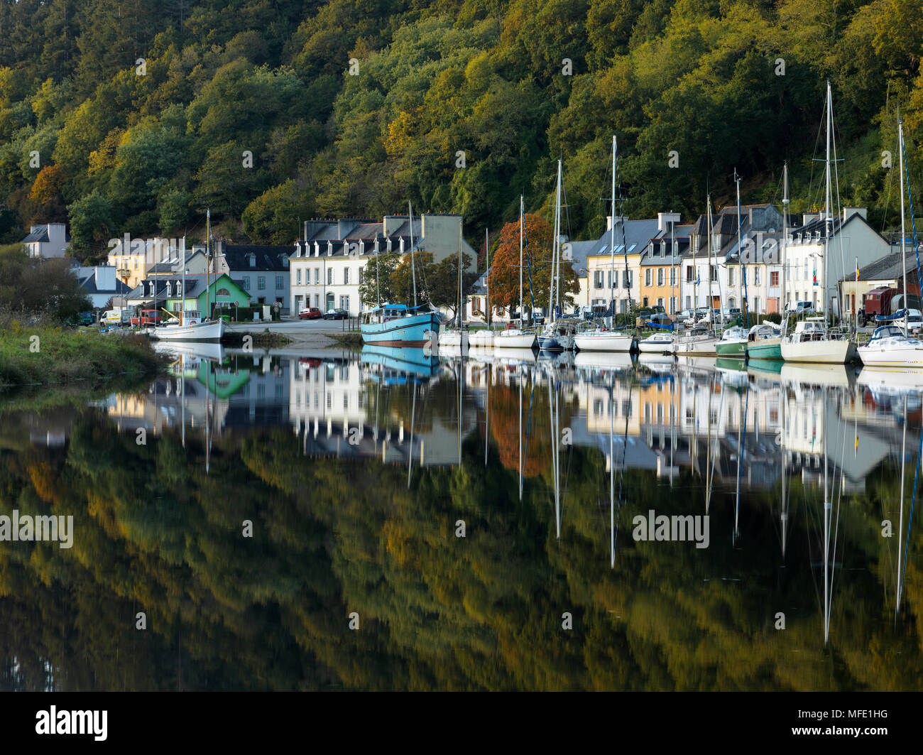 Boats on the banks of the Aulne, reflection in the water, PortLaunay
