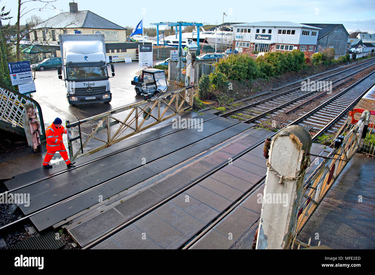 Manually operated crossing gates at Brundall Railway Station, on the Wherry lines near Norwich. Norfolk, UK Stock Photo