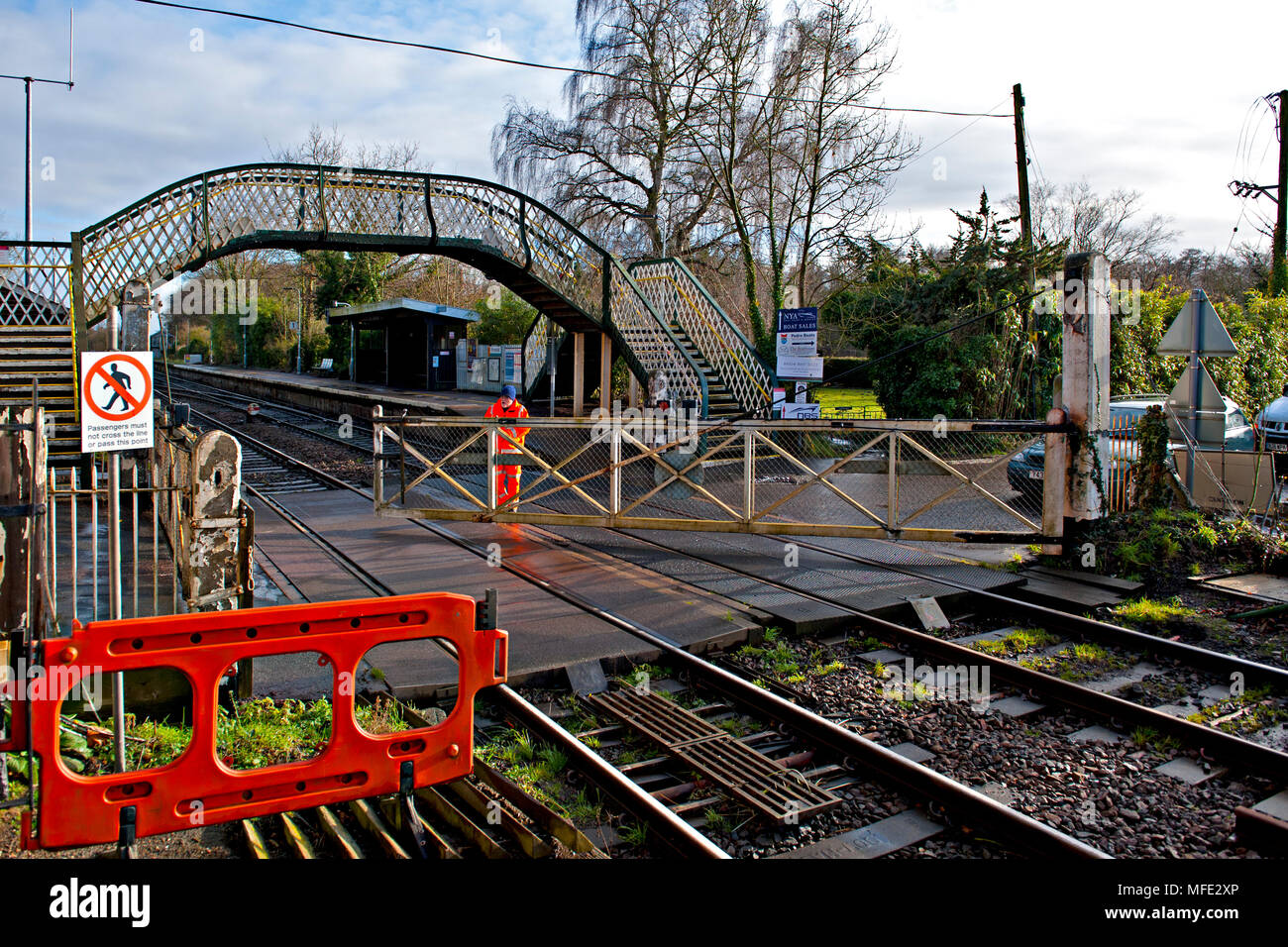 Manually operated crossing gates at Brundall Railway Station, on the Wherry lines near Norwich. Norfolk, UK Stock Photo