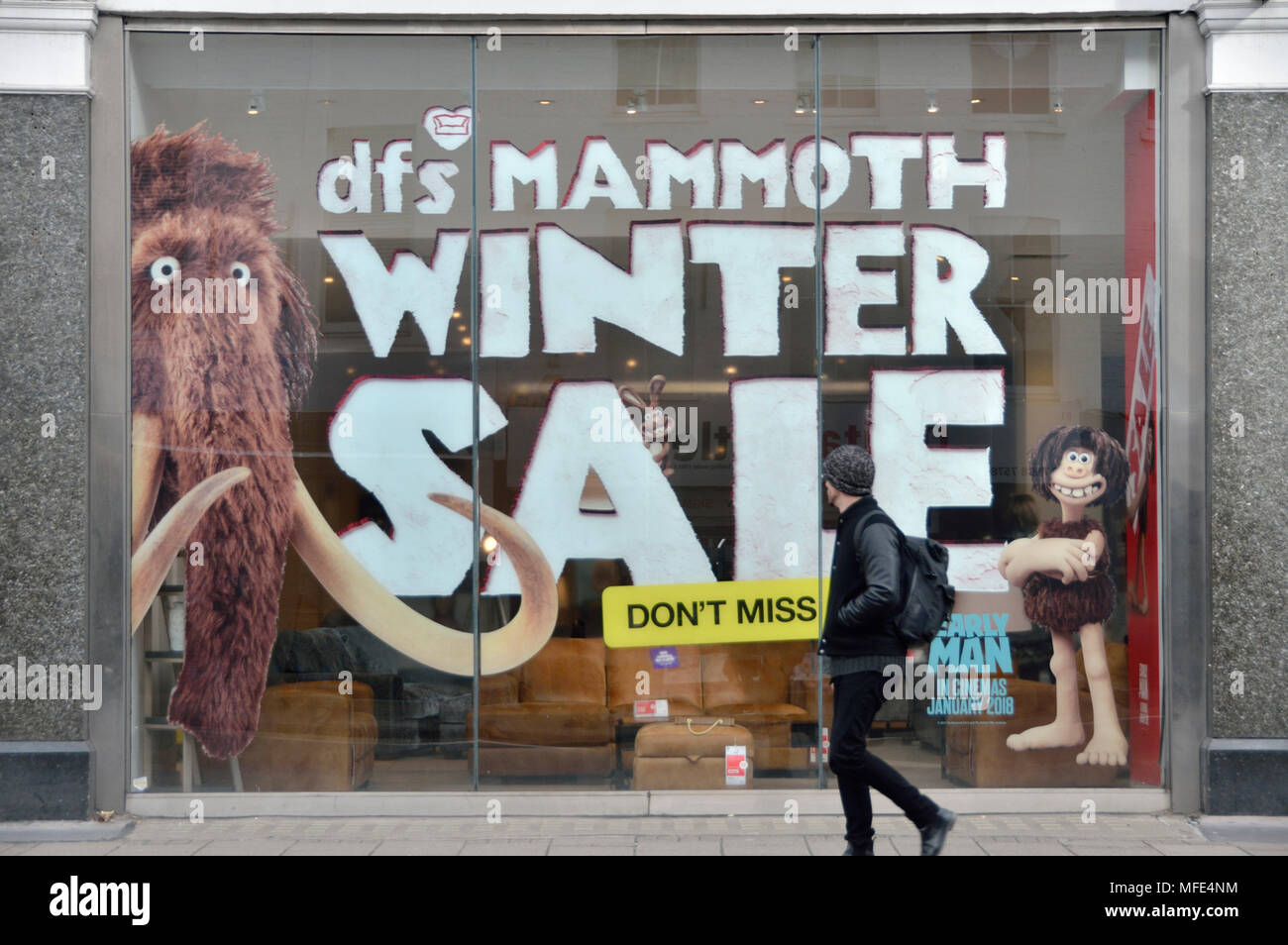 Large window sign hi-res stock photography and images - Alamy