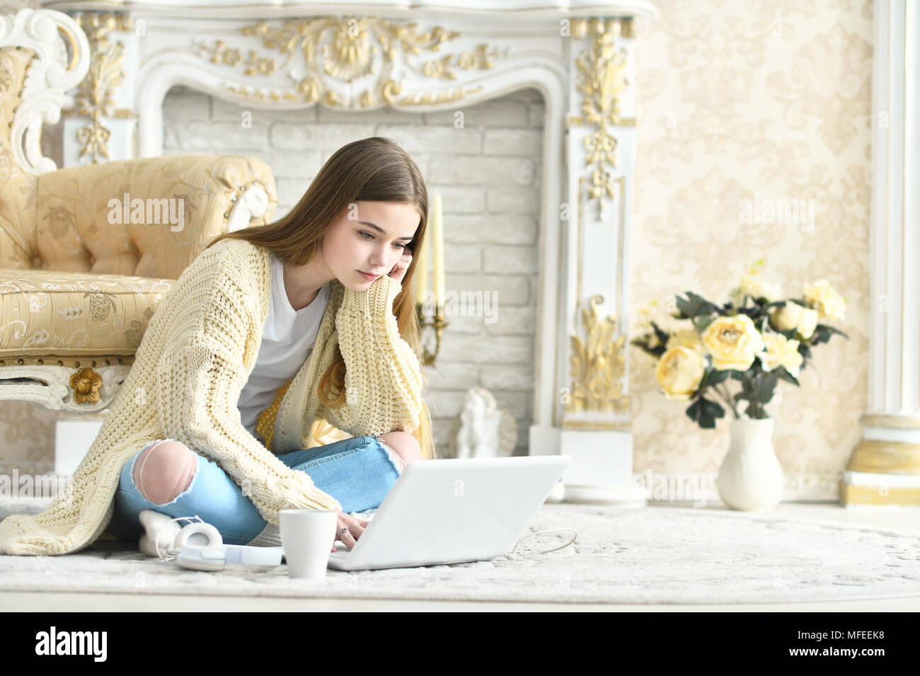 Teen girl sitting on floor hi-res stock photography and images - Alamy