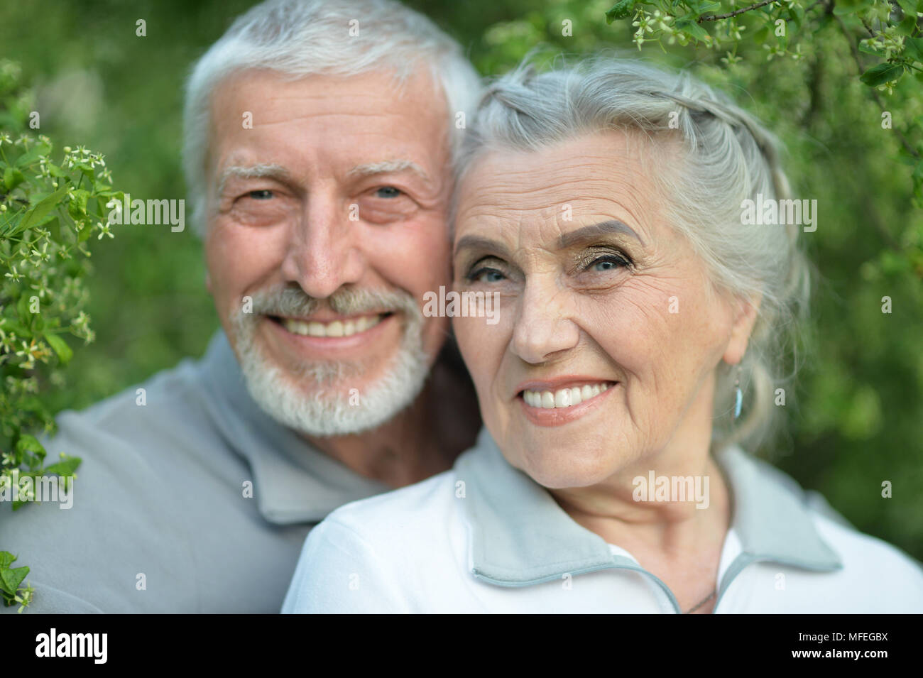 Couple sitting in the park Stock Photo - Alamy