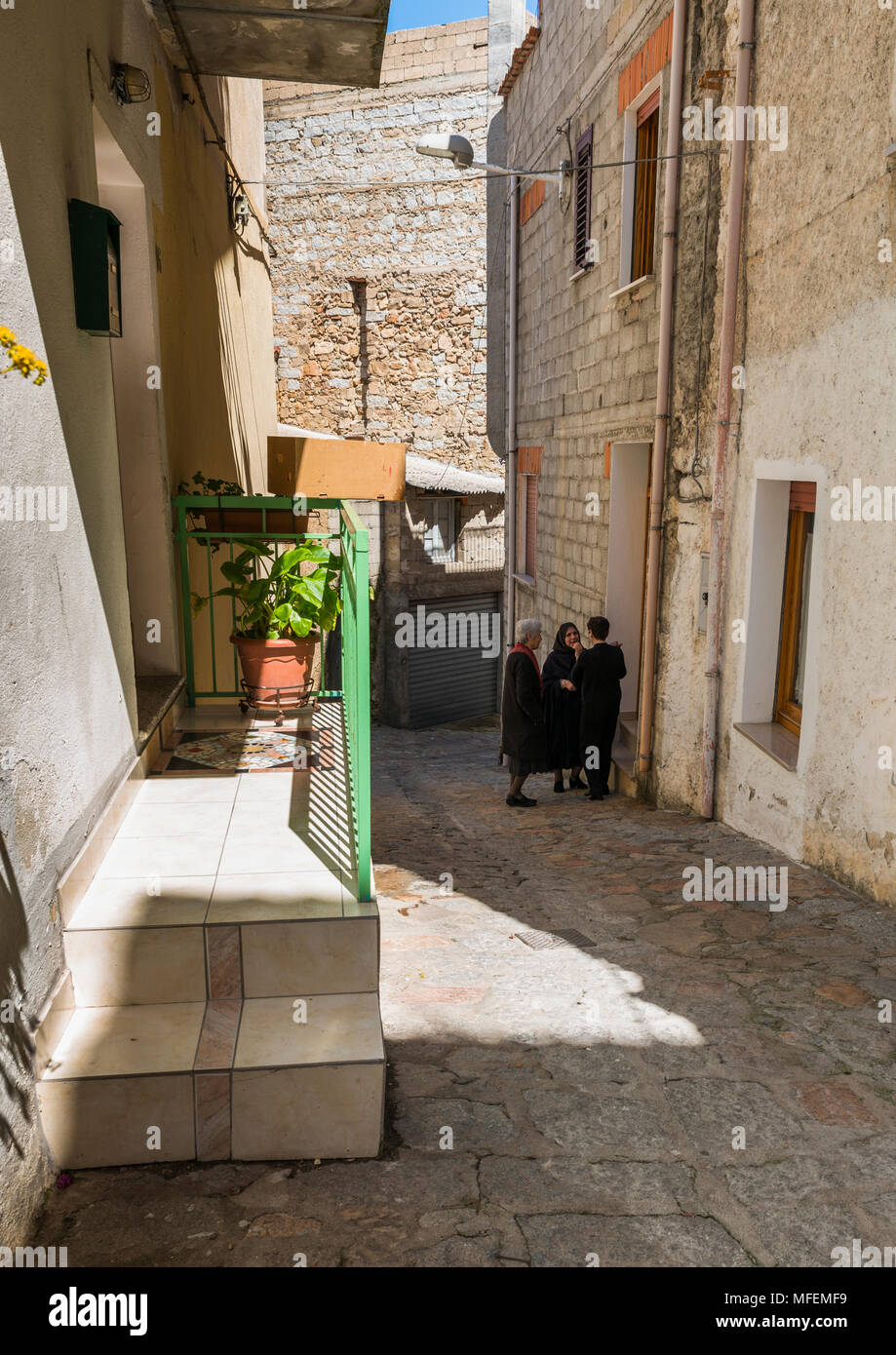 Woman in dress talking hi-res stock photography and images - Alamy
