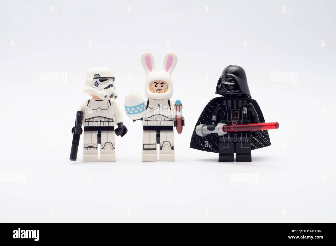 Lego Dark Vador et storm trooper holding balloon Photo Stock - Alamy