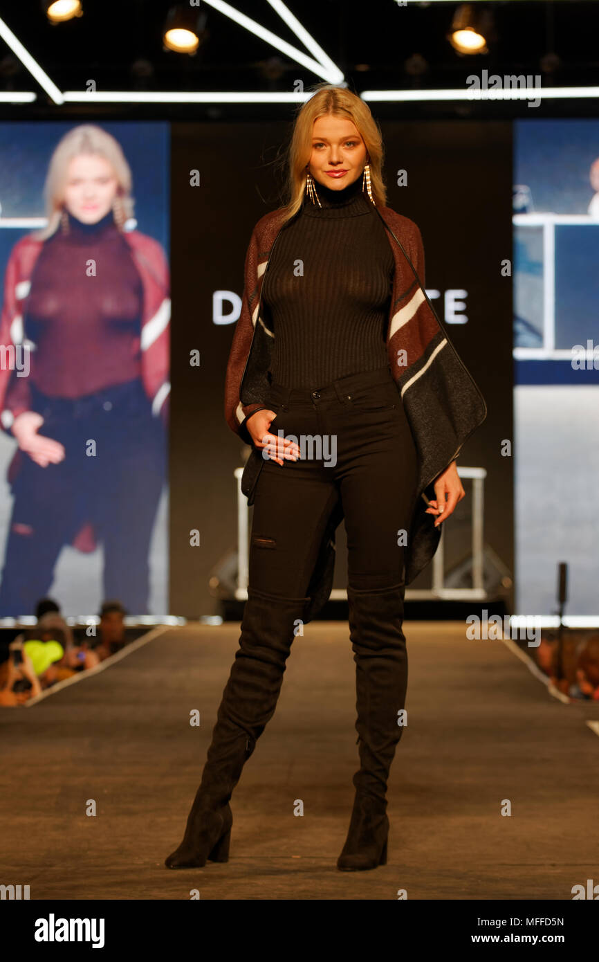 Black runway model hi-res stock photography and images - Alamy